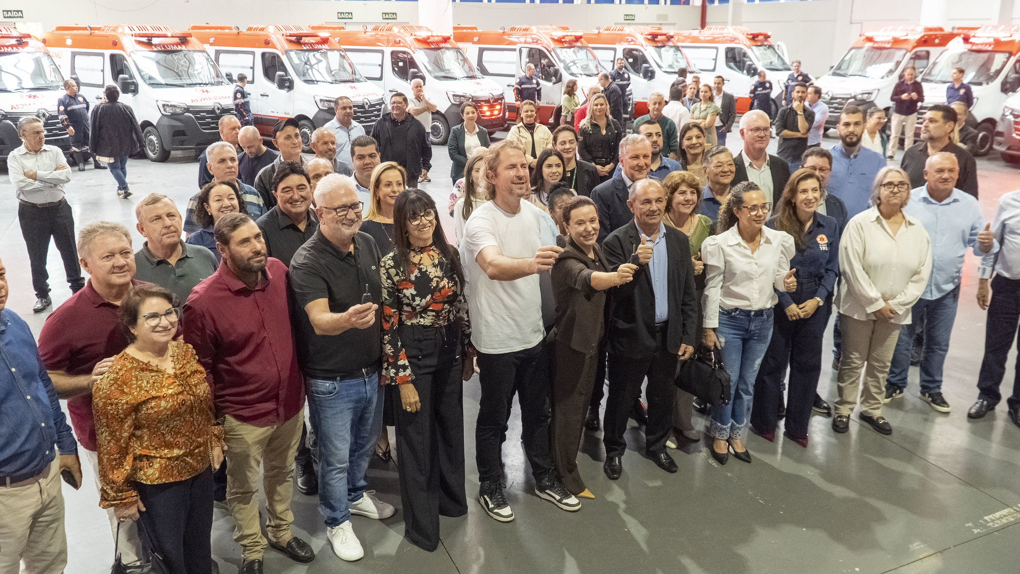 autoridades comemoram entrega das chaves das novas ambulâncias