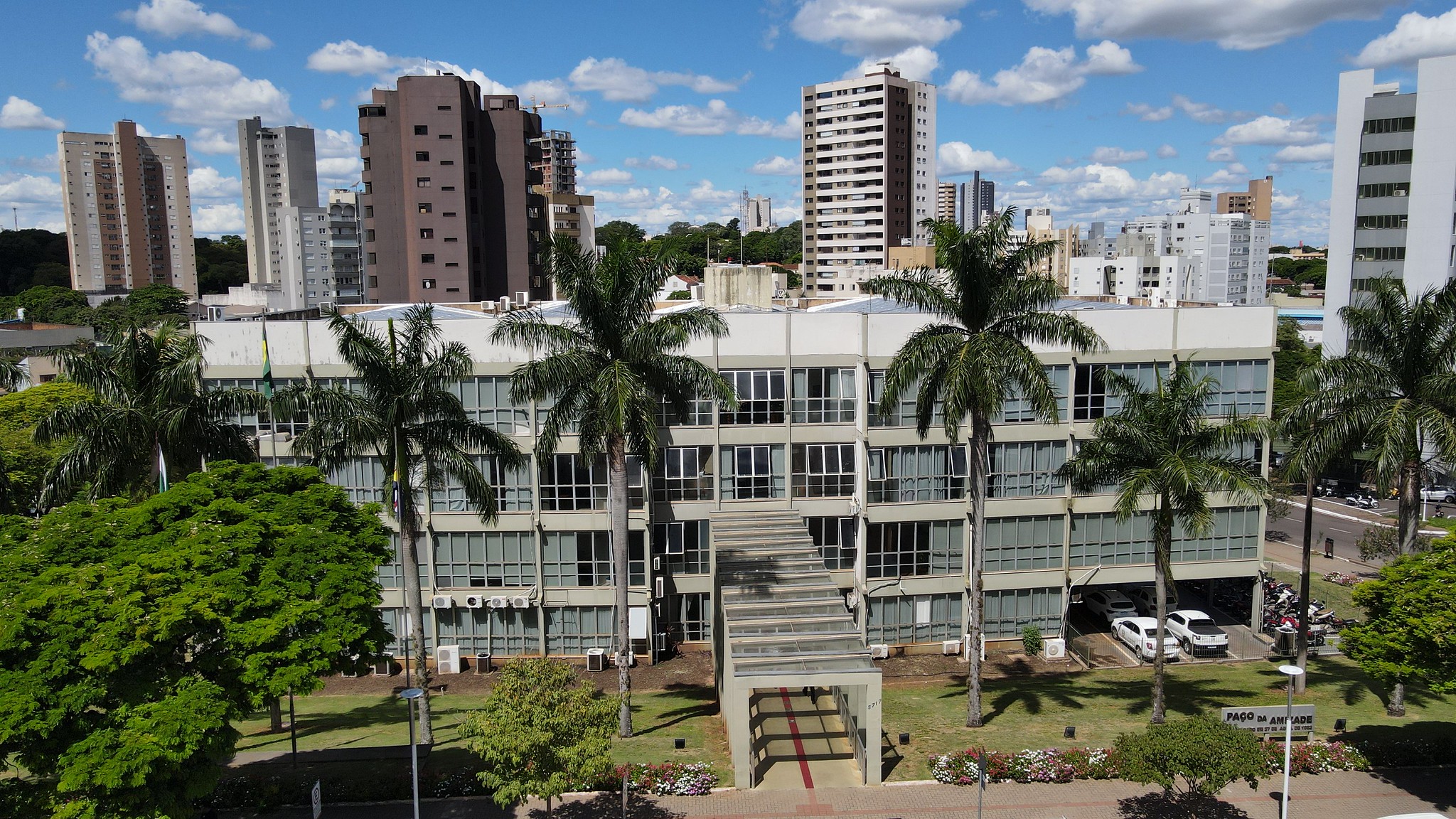 imagem do prédio da Prefeitura de Umuarama, com alguns edifícios ao fundo