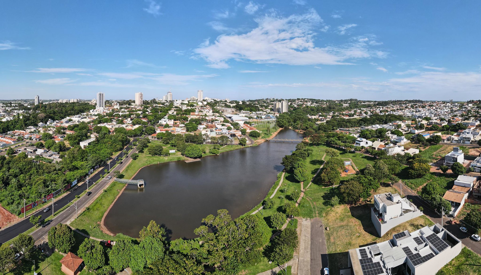 Imagem aérea do lago aratimbó e da arborização em vários bairros da cidade