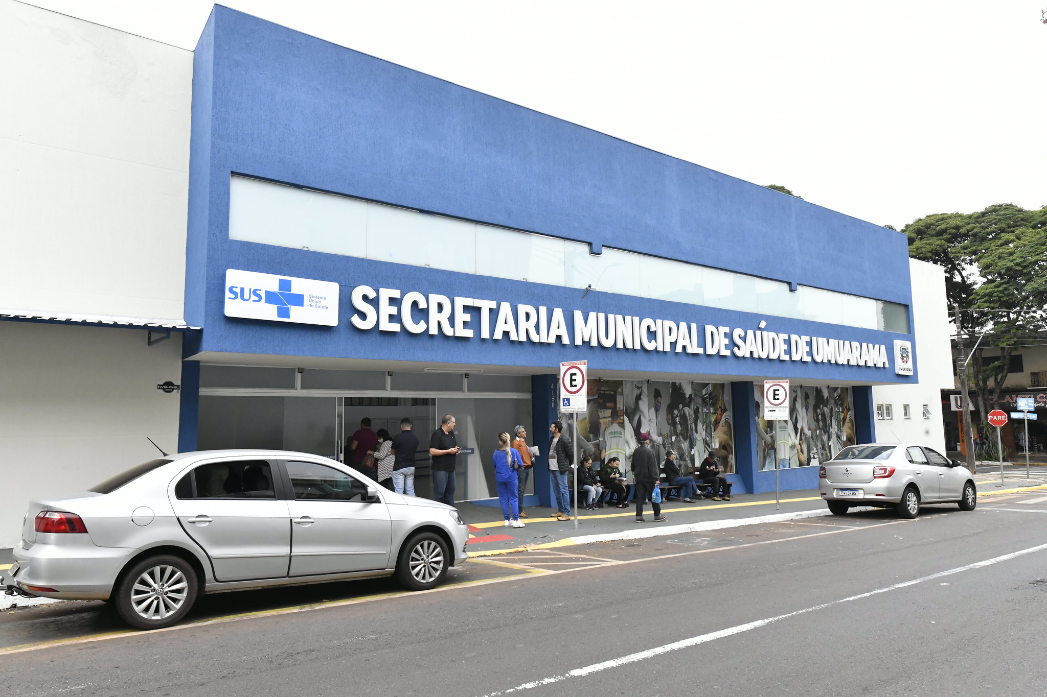 imagem da fachada azul da secretaria municipal de saúde