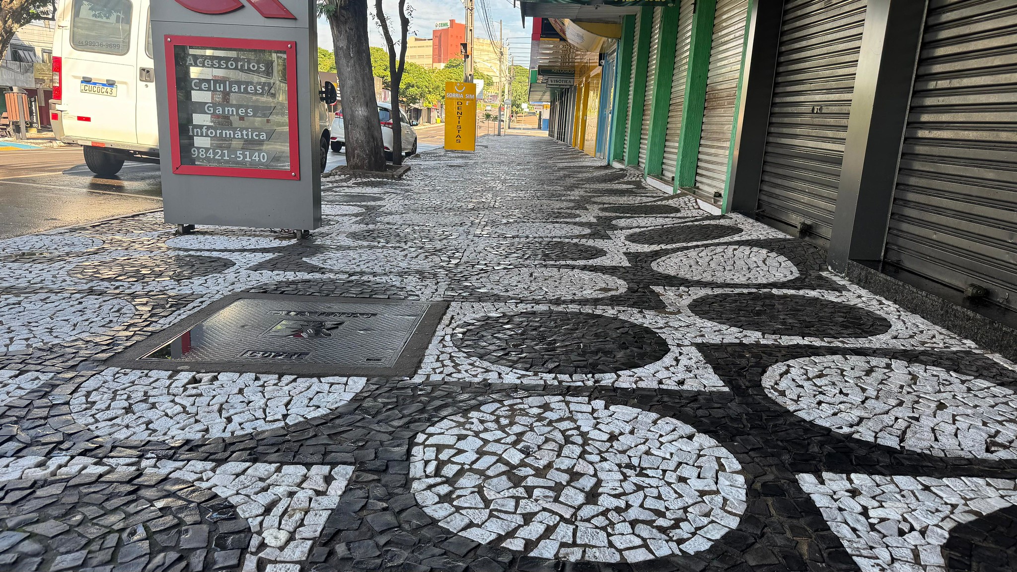 imagem de calçada lavada e bem limpa