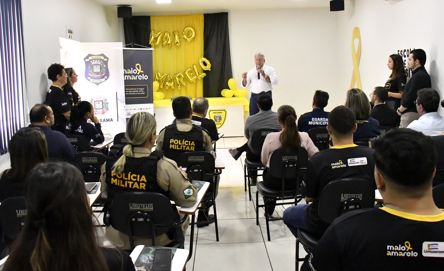 Prefeito fala no lançamento da campanha de trânsito para o público no auditório