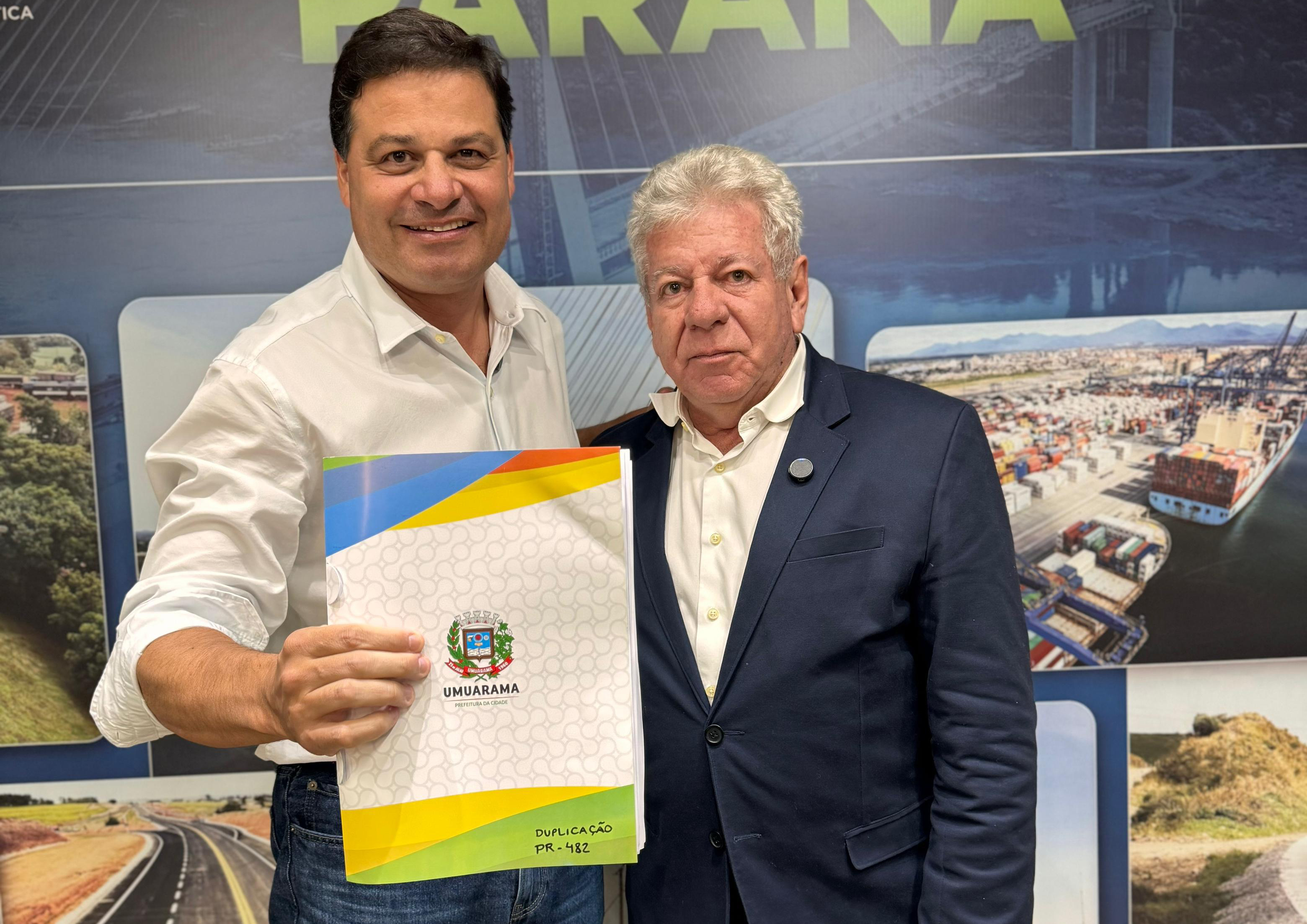 prefeito entrega projeto ao secretário