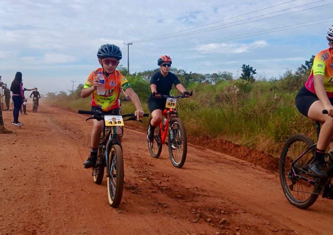 foto do jovem atleta competindo na prova de ciclismo