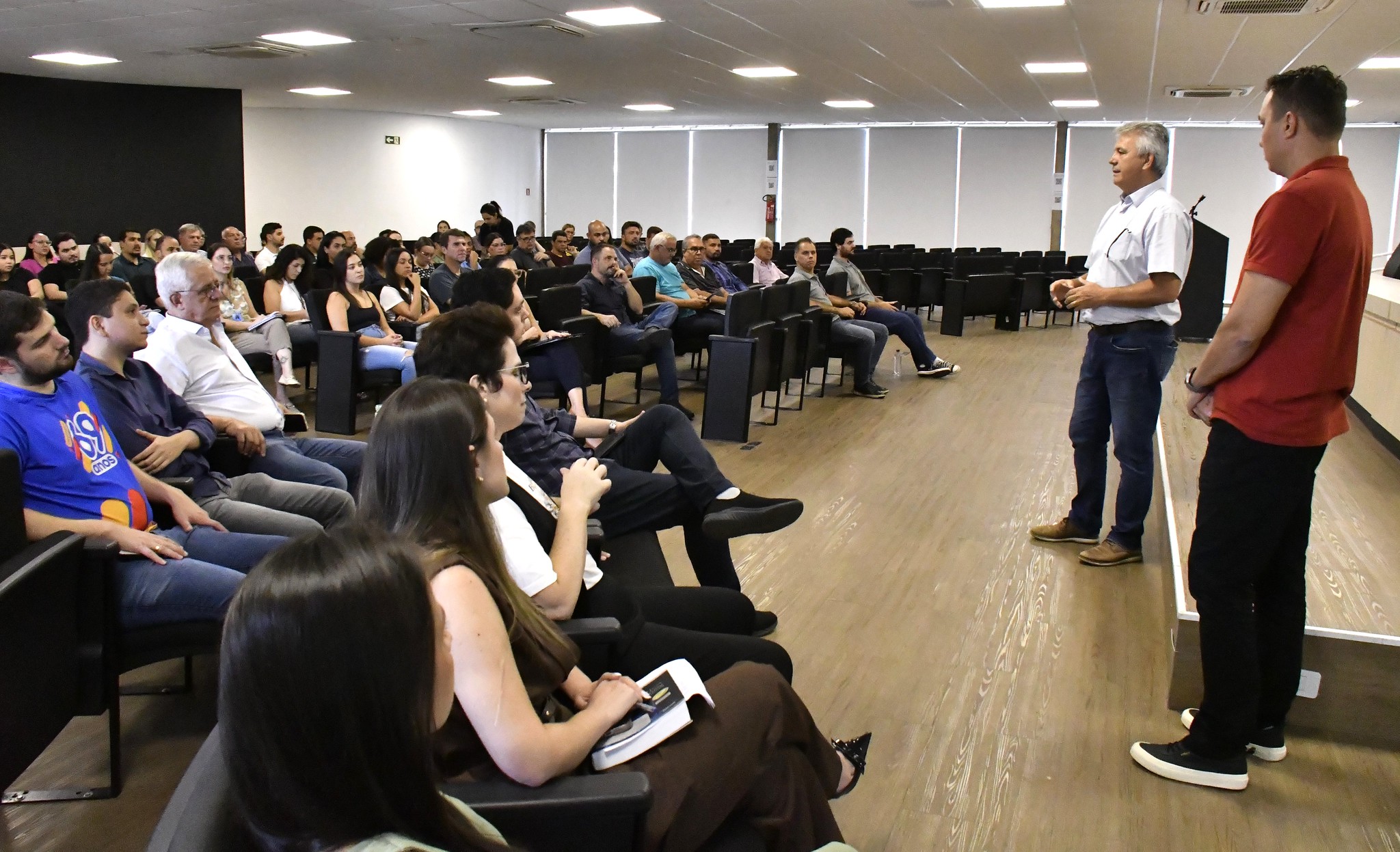 Palestra no auditório da prefeitura