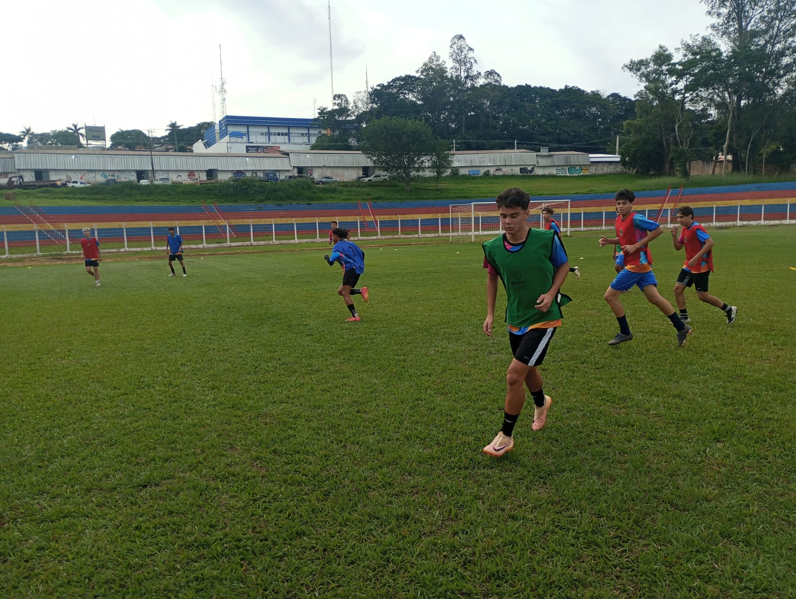 treinamento de garotos em campo de futebol