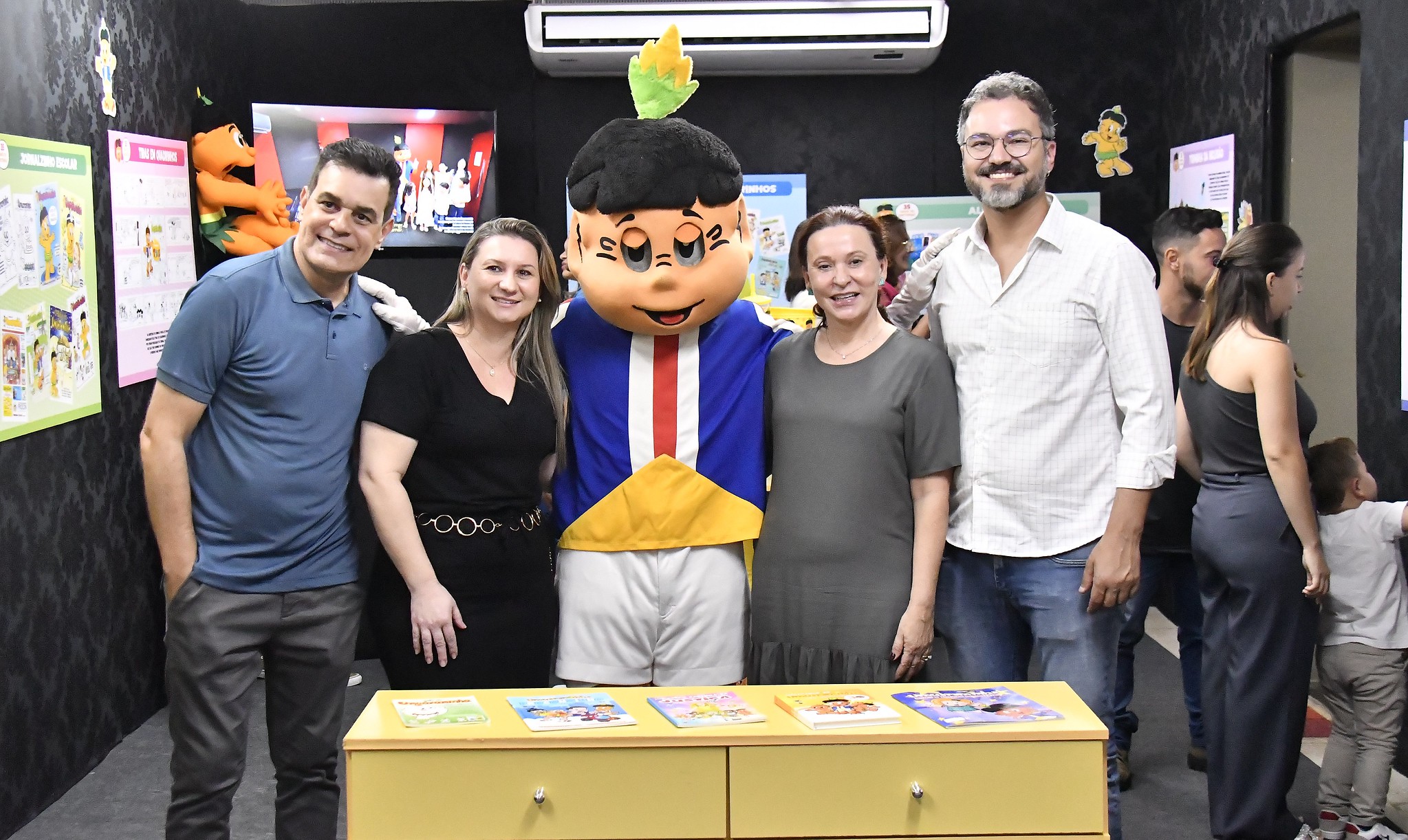 pessoas em volta do personagem símbolo de Umuarama, o indiozinho Umuaraminha representado por um boneco e tamanho humano