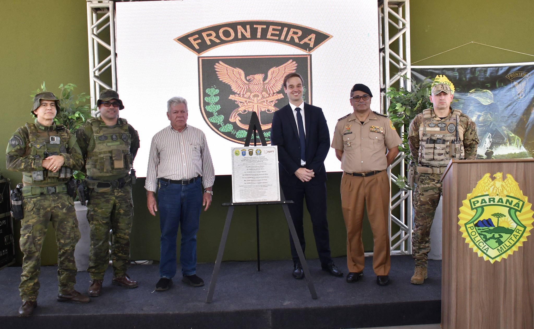 foto posada das autoridades ao lado da placa de inauguração