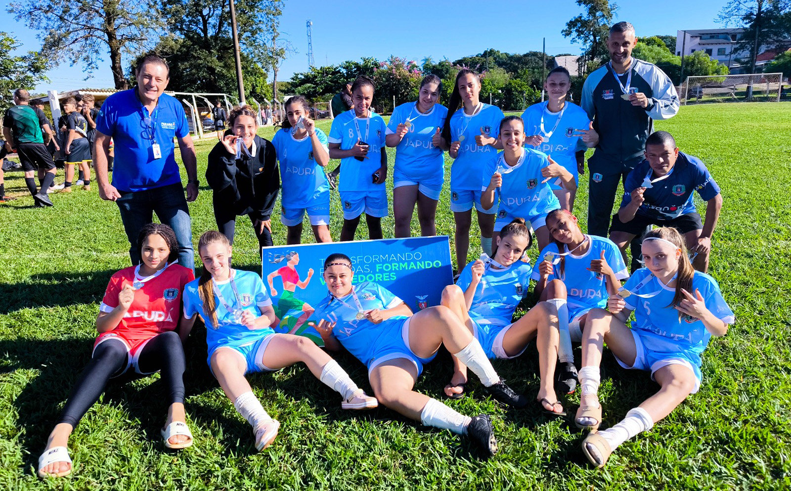 equipe feminina comemora conquista de medalha