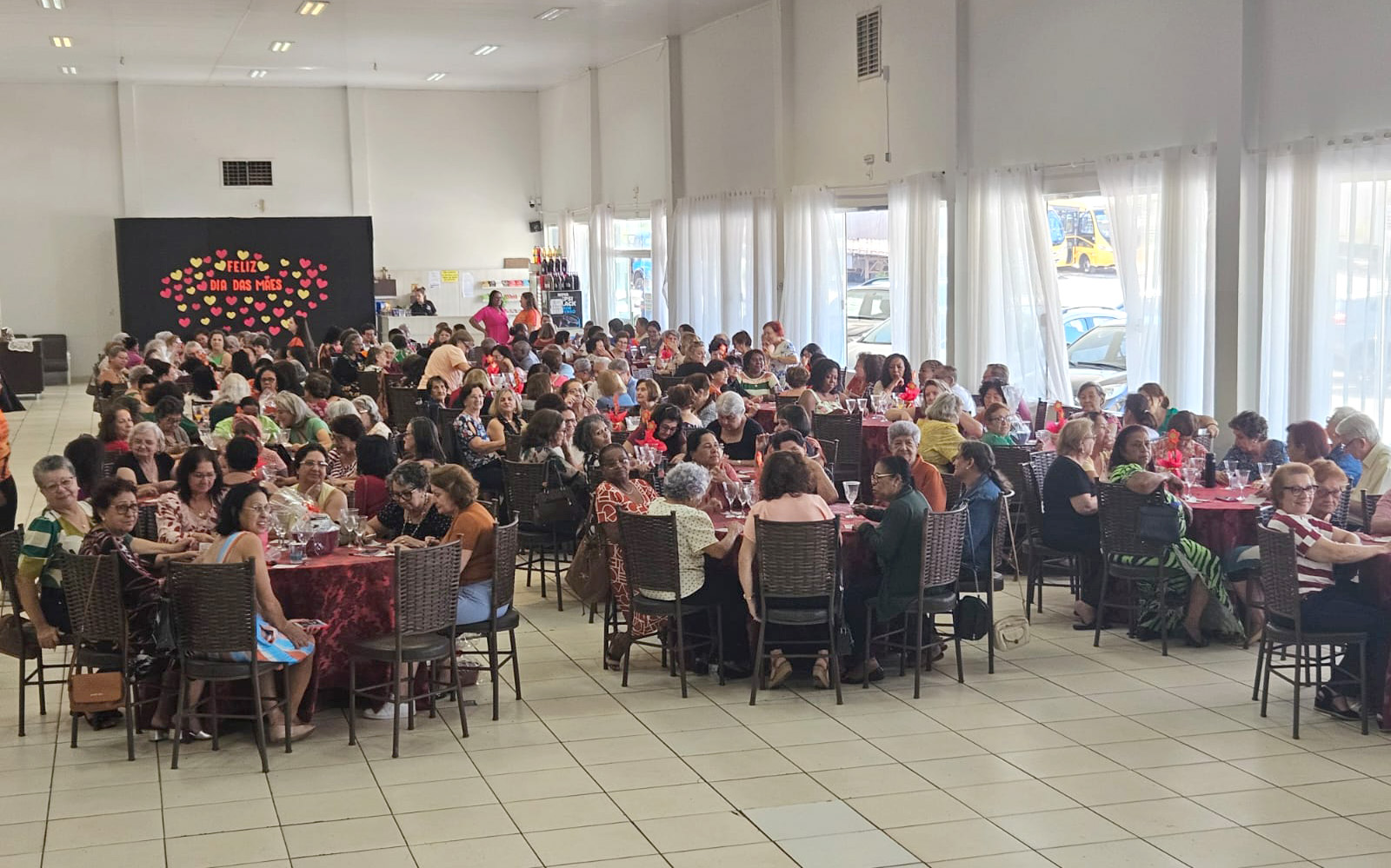 foto do almoço dos idosos no refeitório do restaurante