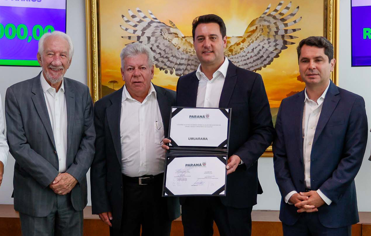 foto em pose do prefeito com o governador ratinho júnios, o vice e o deputado alexandre curi