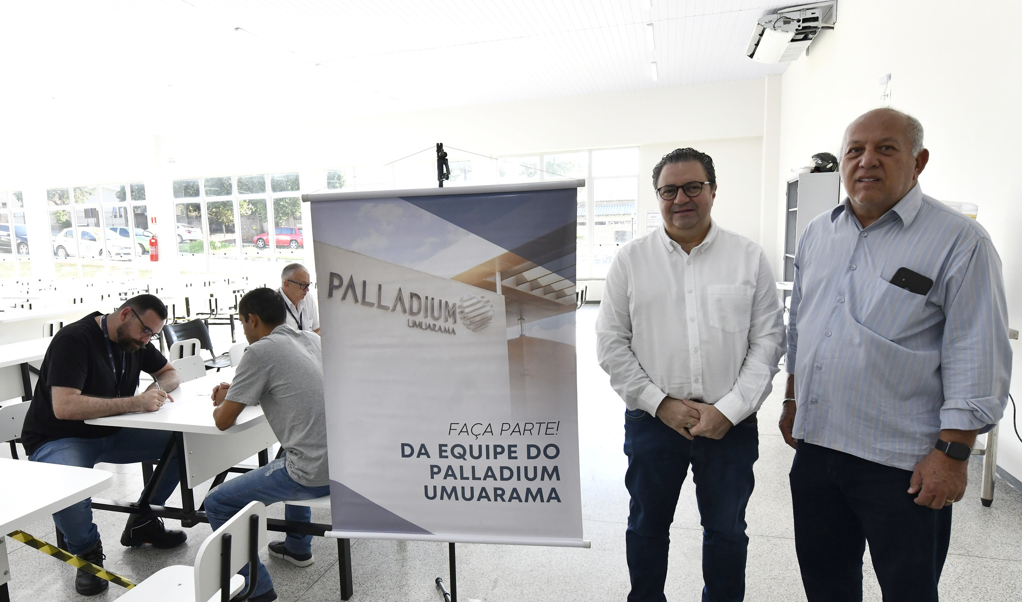 entrevista de emprego com equipe do shopping no restaurante popular