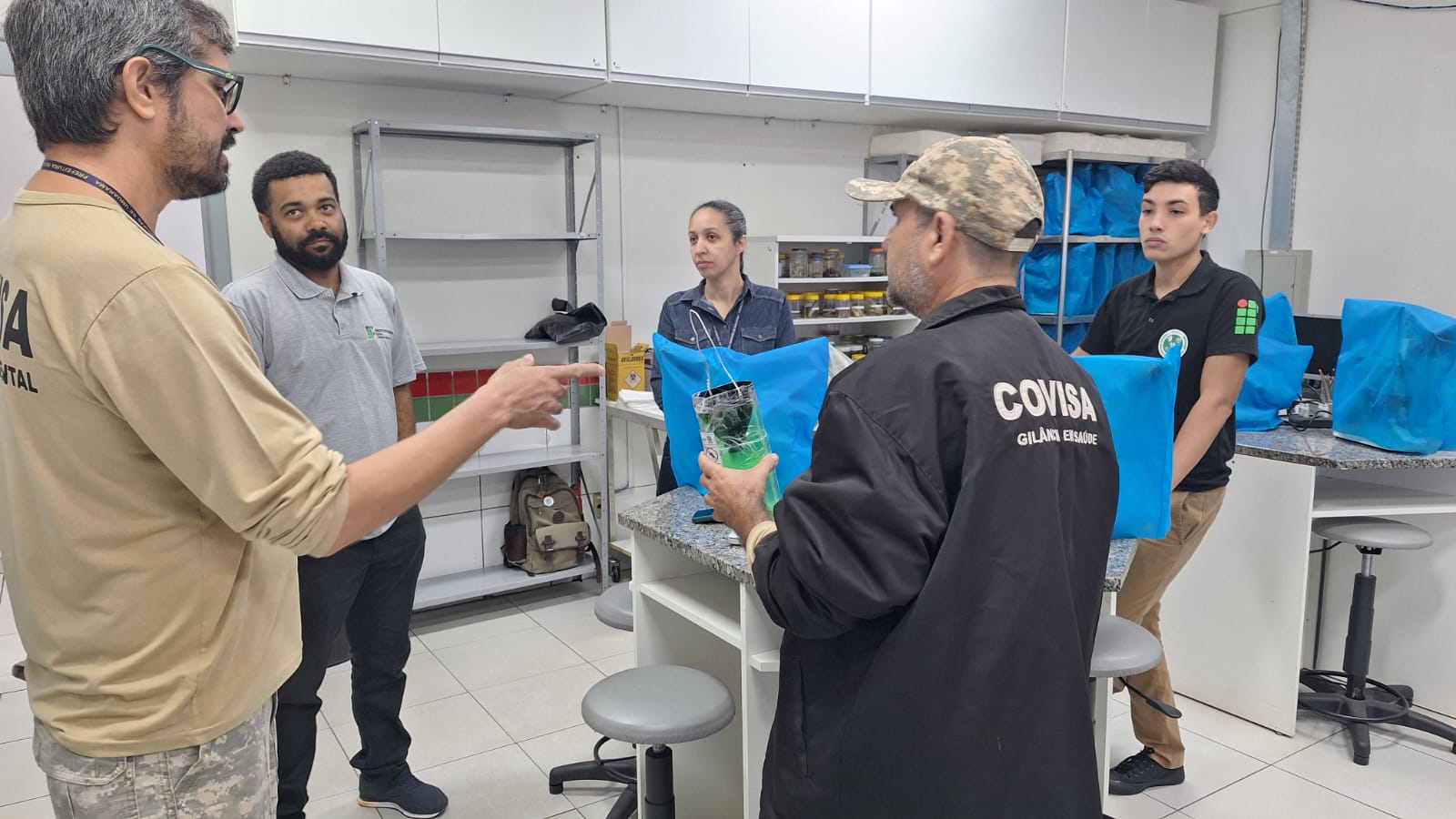 equipe da vigilância ambiental e alunos do ifpr preparando armadilhas para mosquito da dengue