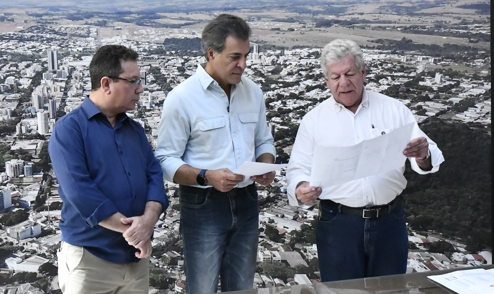 prefeito entrega projeto para o deputado, ao lado do presidente da Câmara