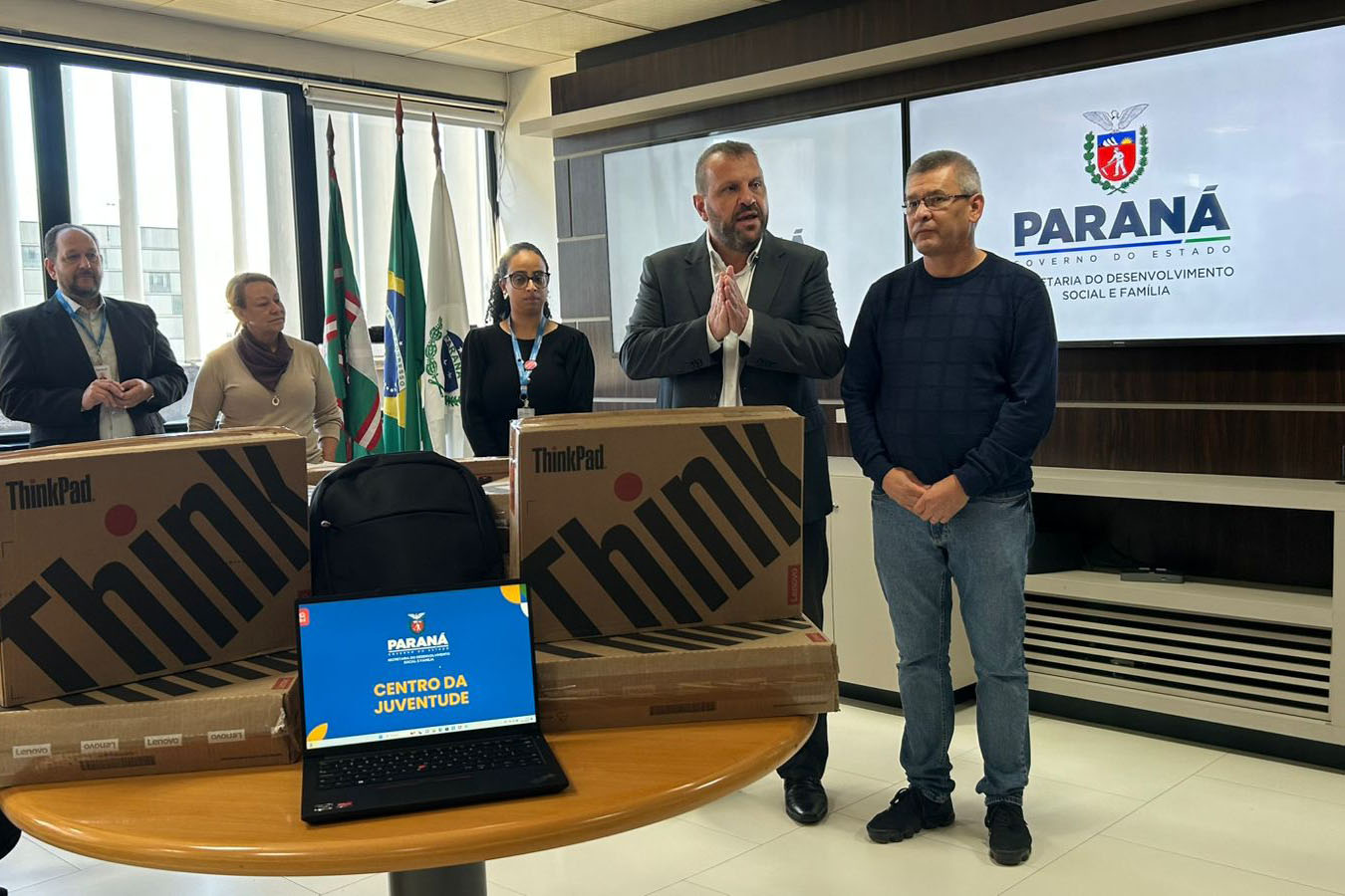 político discursa durante entrega de notebooks para centros da juventude