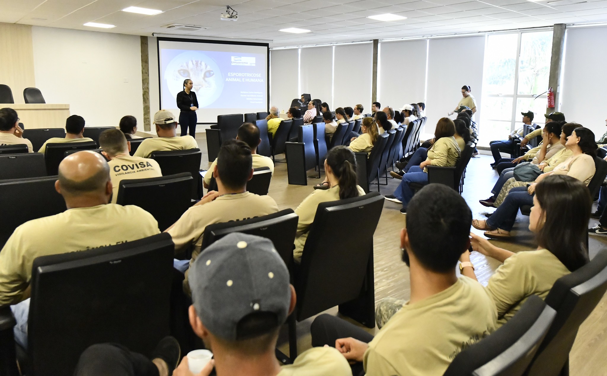 agentes de saúde ouvem palestra no auditório da prefeitura