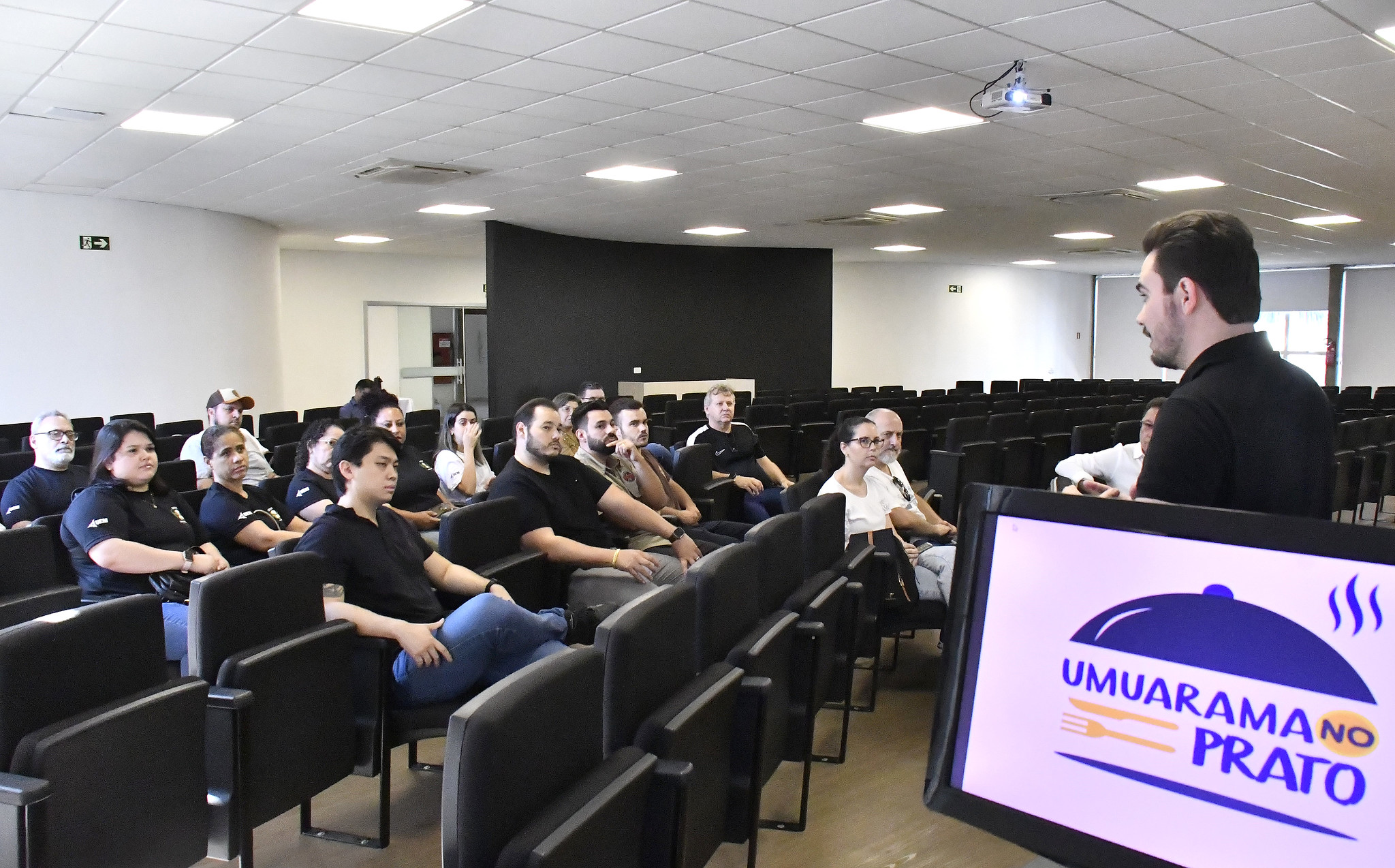 reunião com representantes dos restaurantes no auditório da prefeitura