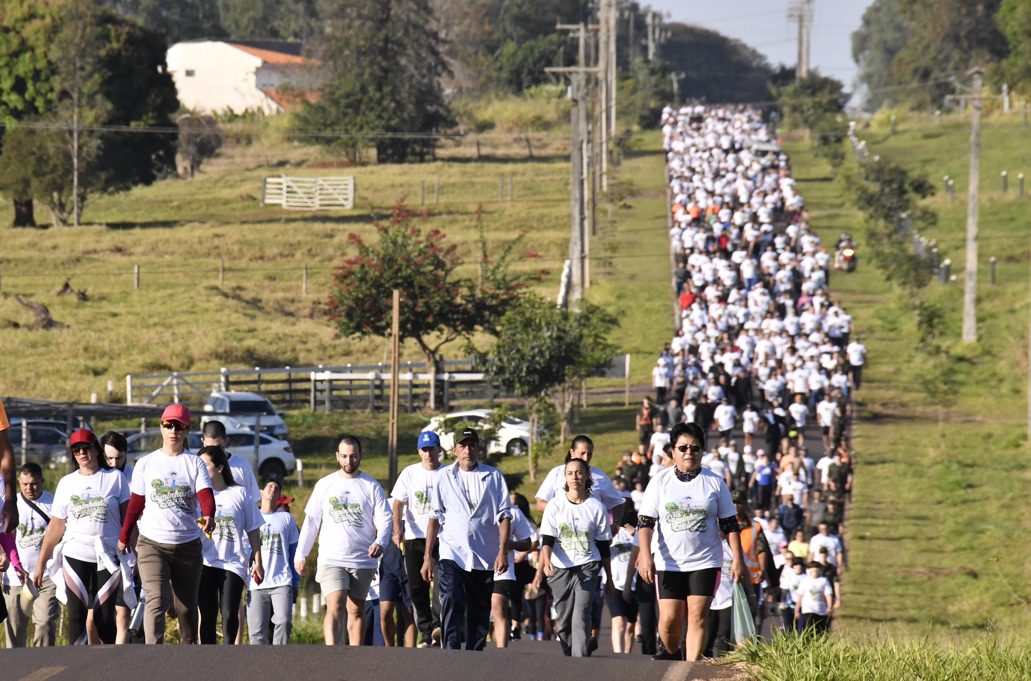 foto da caminhada realizada no ano passado, com milhares de pessoas numa estrada