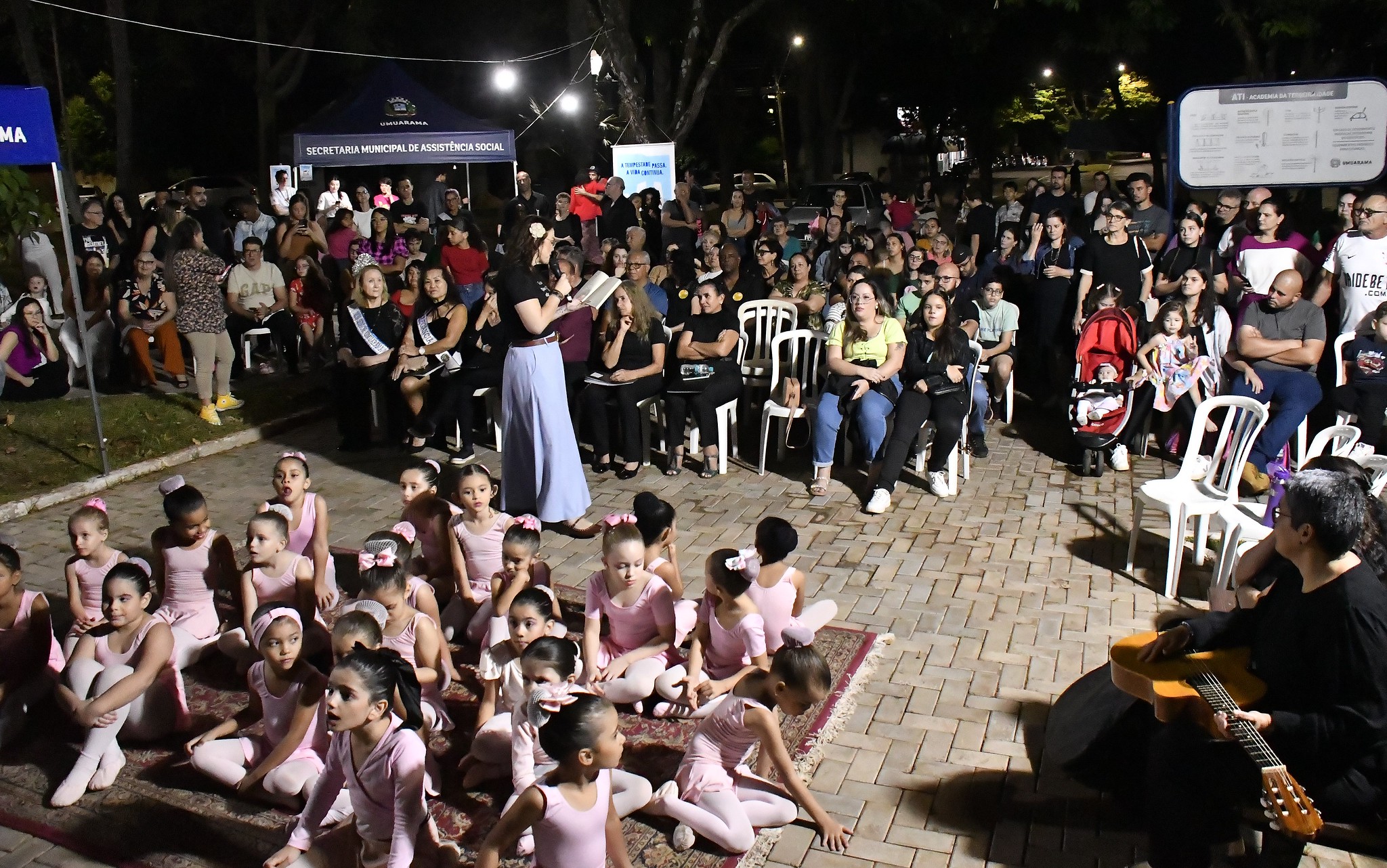 População presente ao sarau ouve declamação de poesia