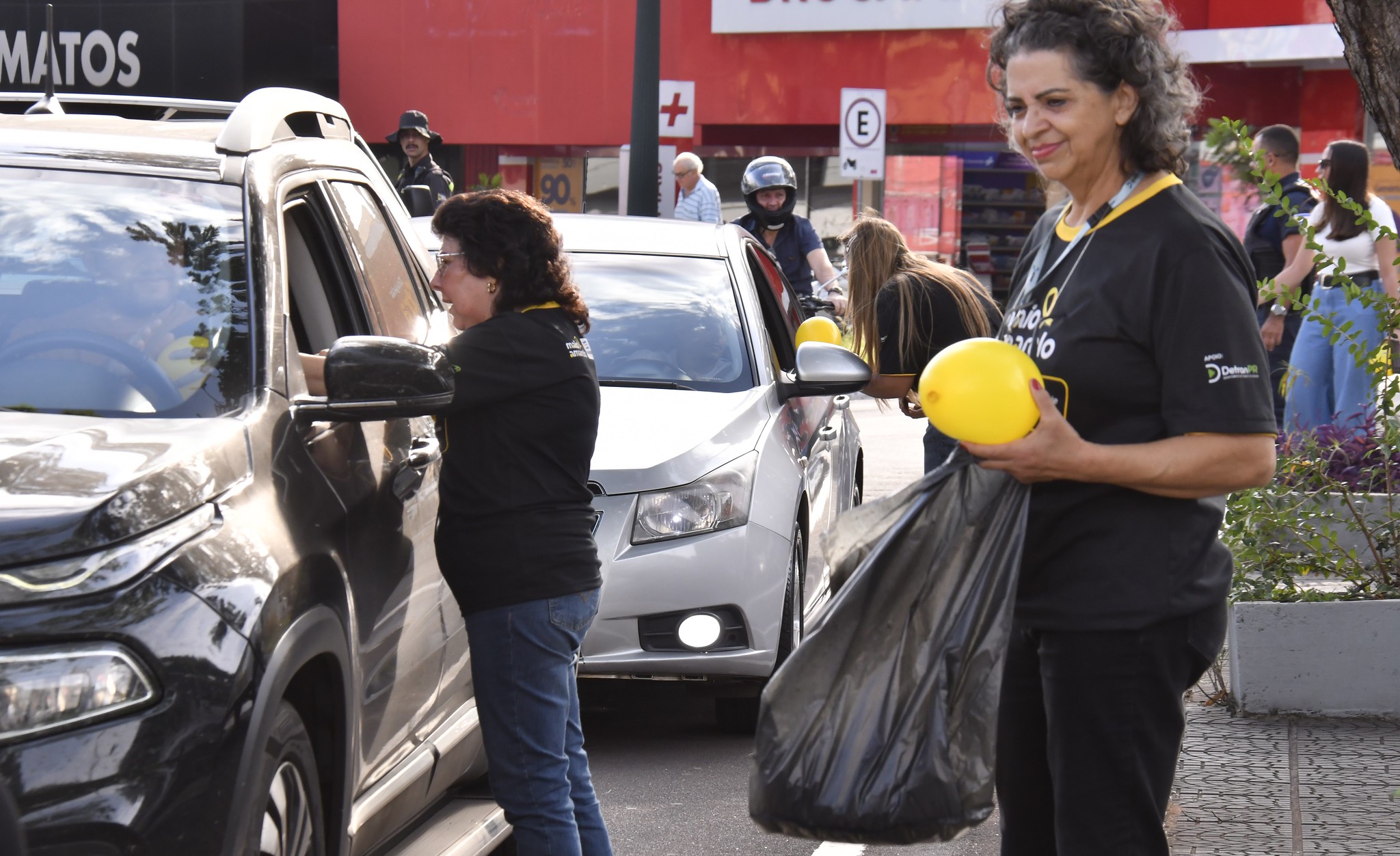 distribuição de balões para motoristas com mensagens de trânsito