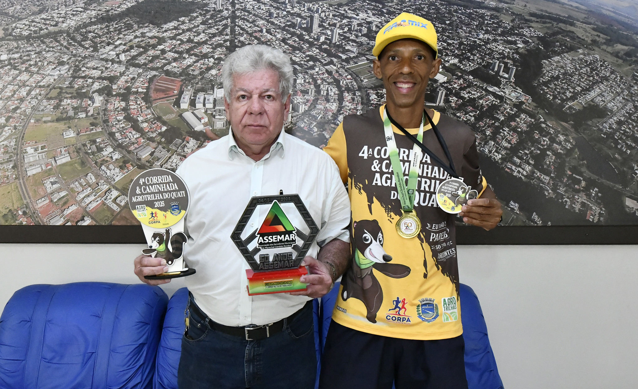 prefeito e atleta exibem os troféus e medalhas