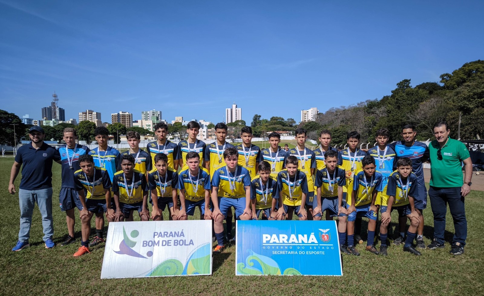 equipe vencedora recebe medalha no estádio
