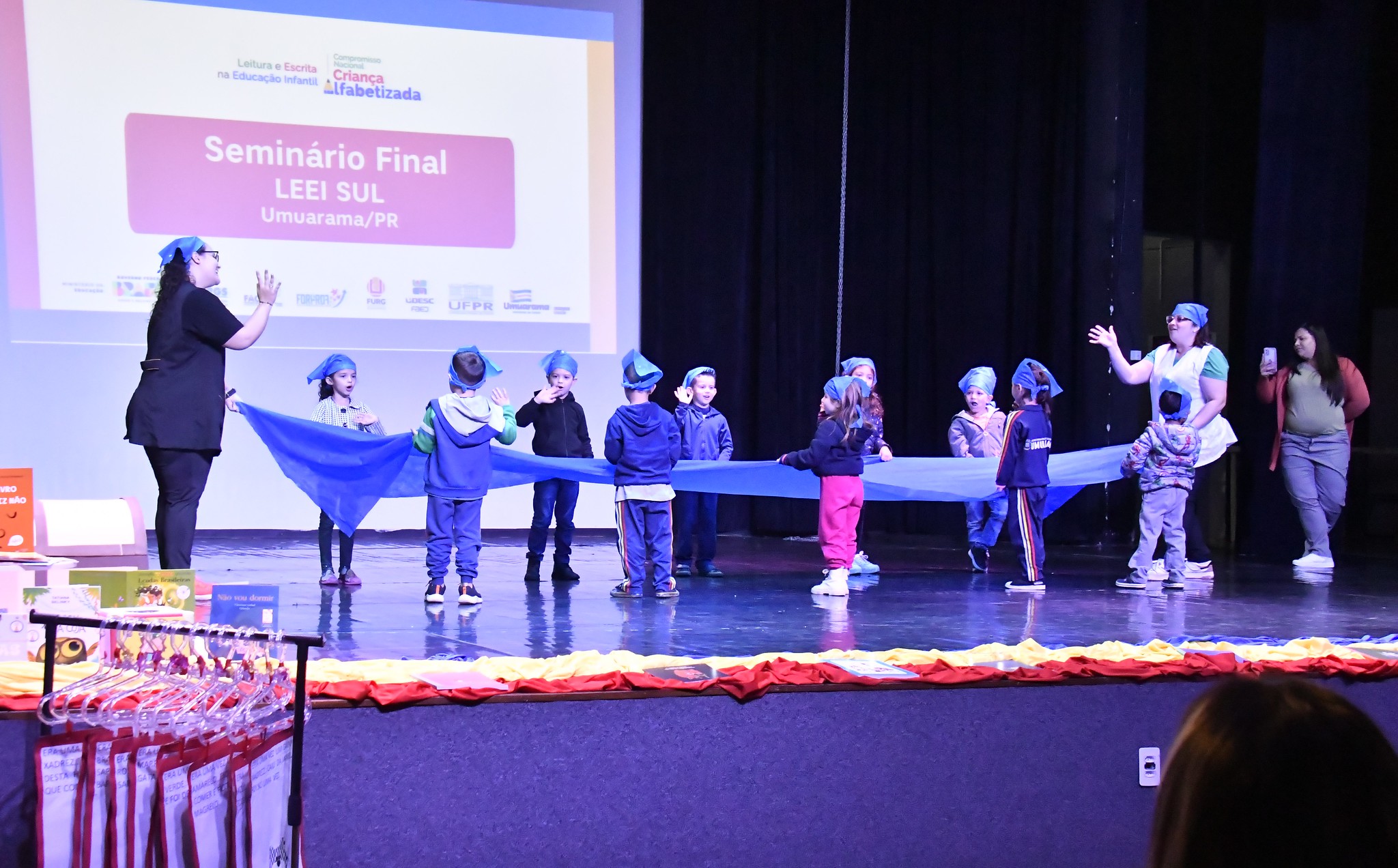 apresentação infantil no encerramento do projeto