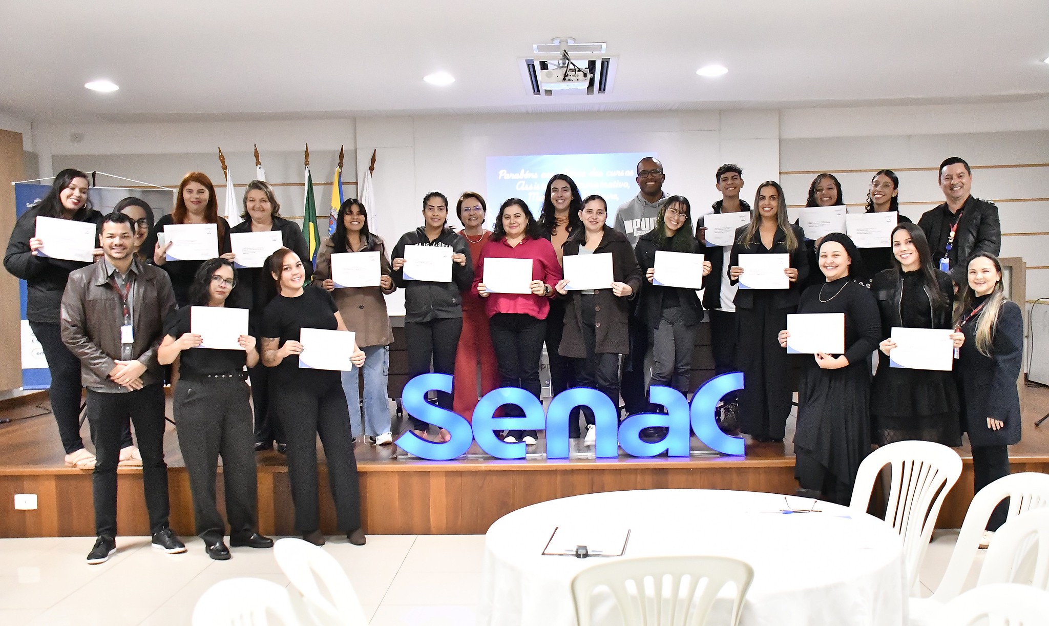 FORMAndos recebem os certificados e posam para foto com autoridades
