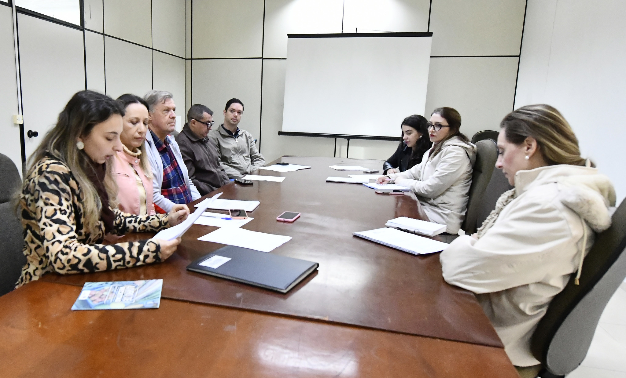 lideranças reunidas em volta de mesa, na sala de reuniões