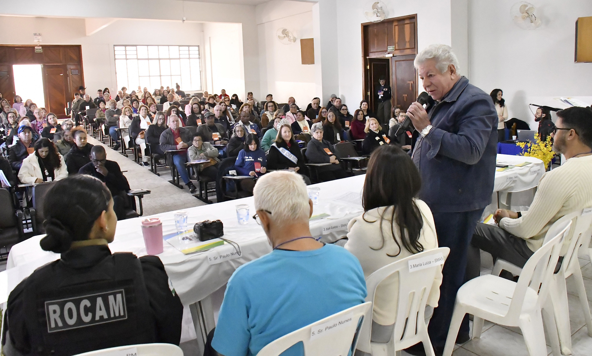 prefeito fala na abertura da conferência, diante do auditório lotado