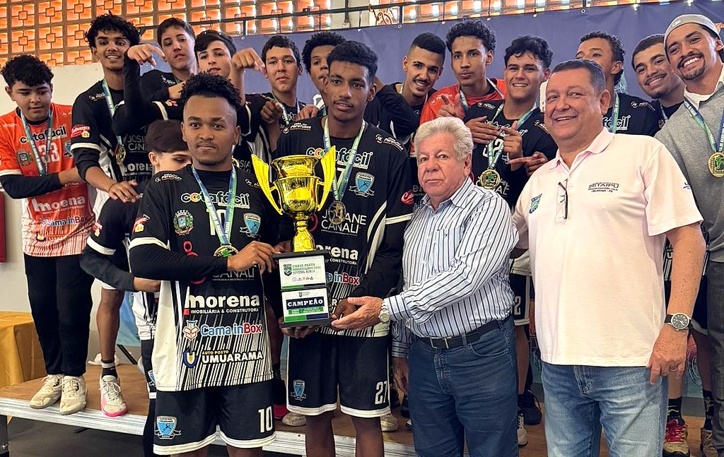 prefeito e secretário de esportes entregam troféu ao time campeão