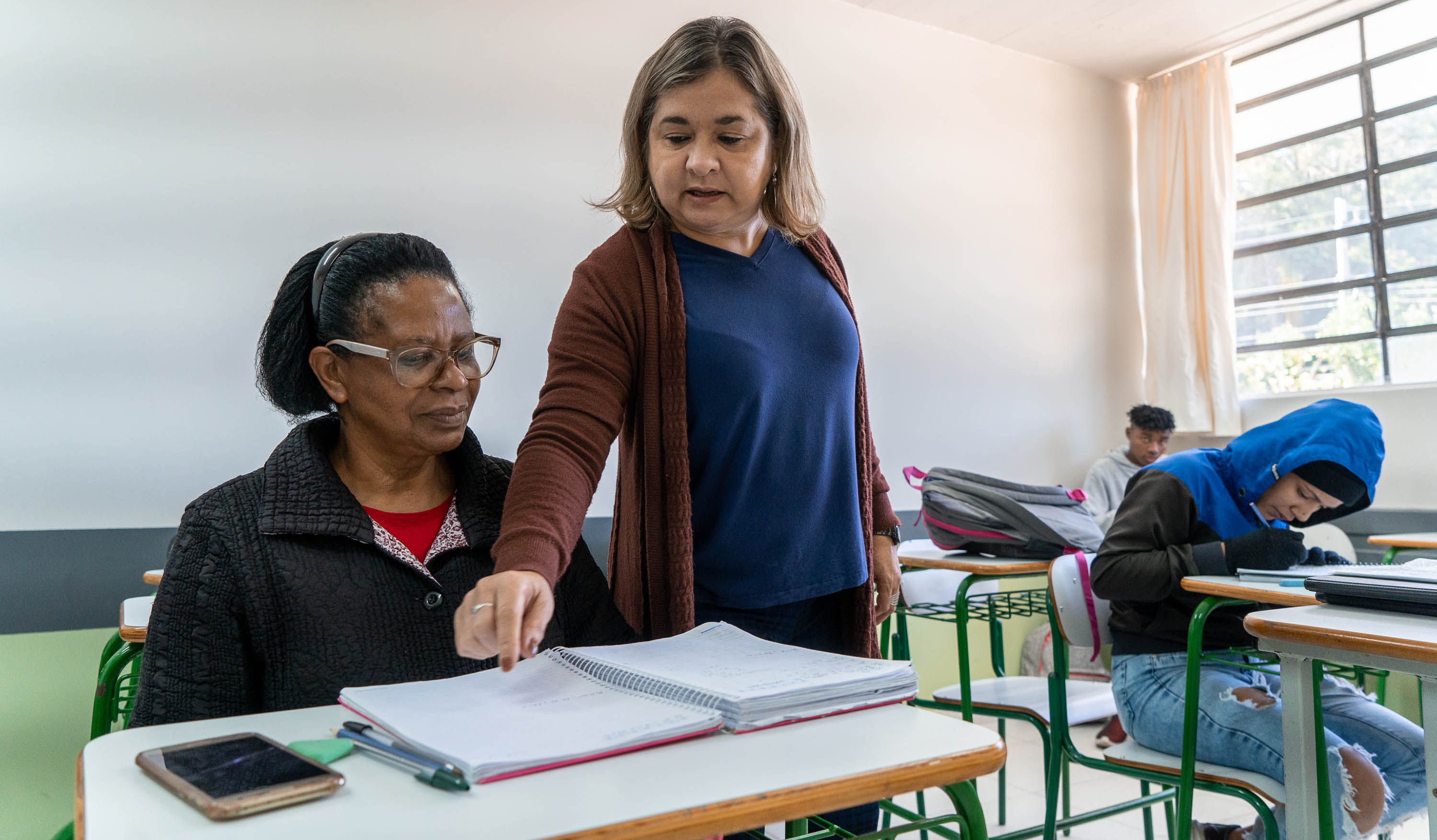 alfabetização de idosa em sala de aula