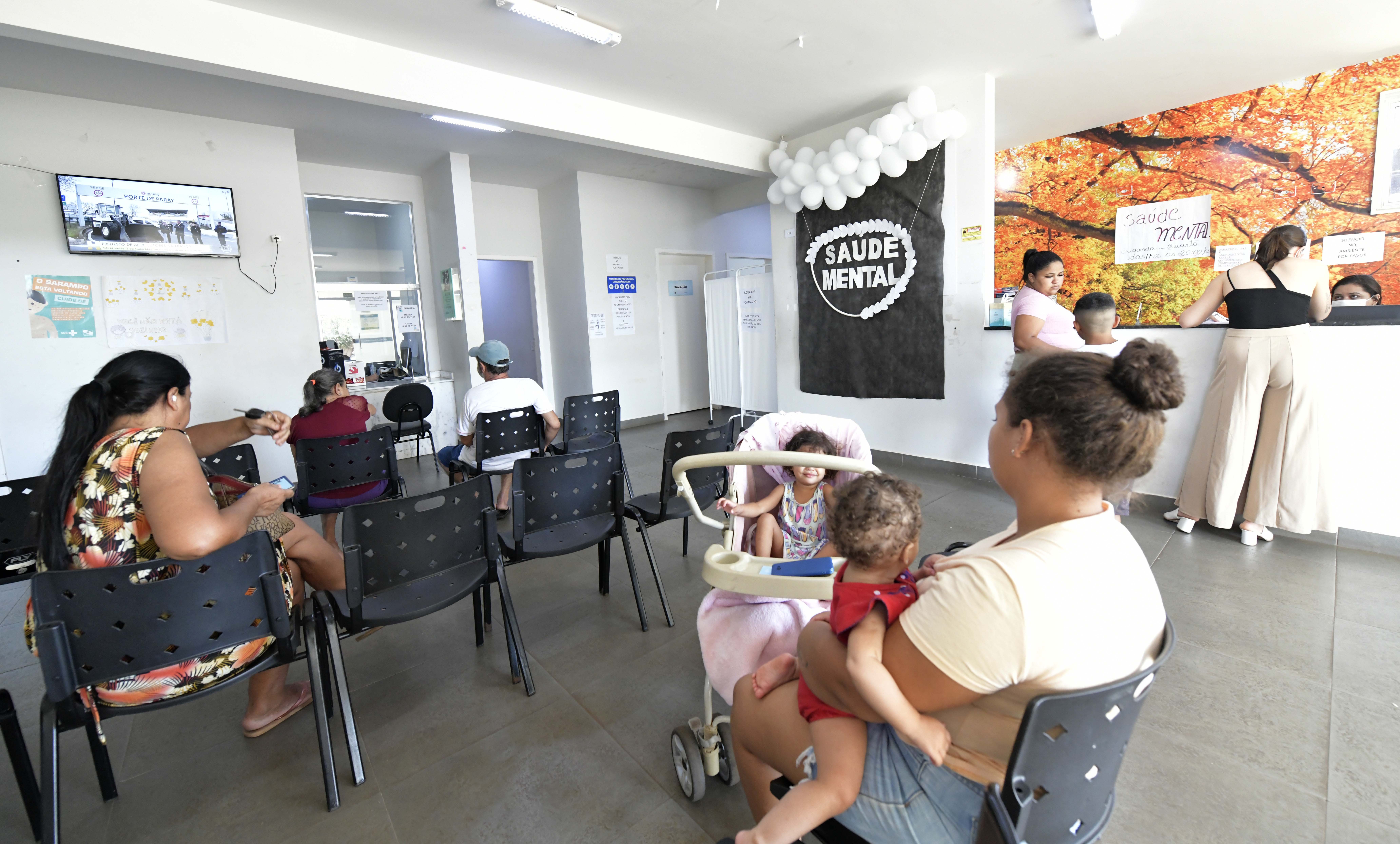 atendimento na recepção de unidade de saúde
