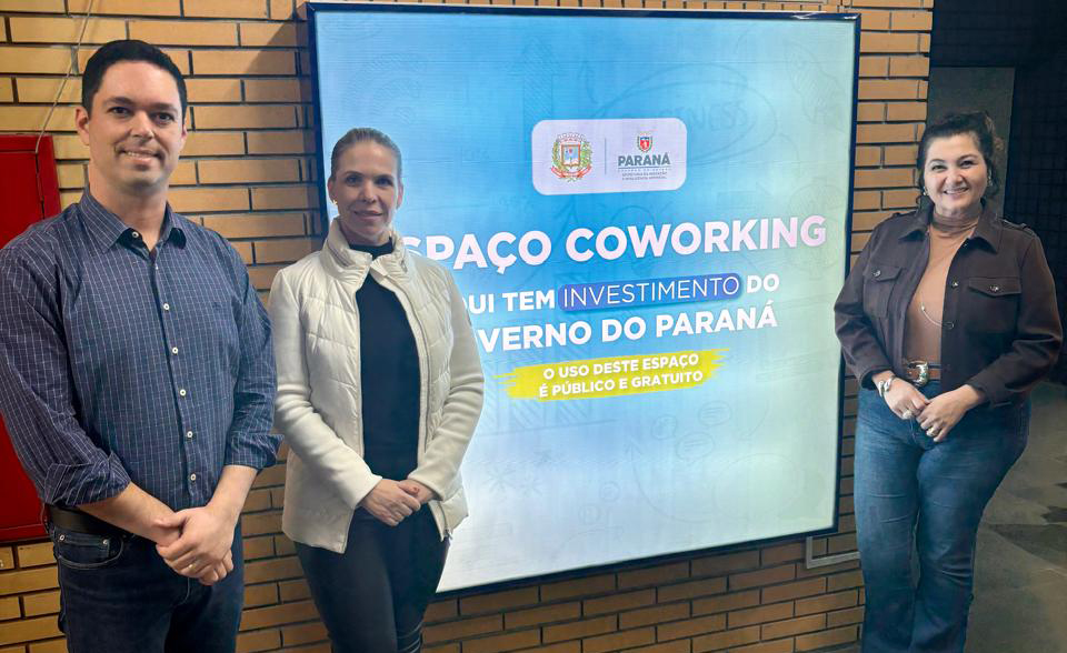secretário e visitantes posam para foto