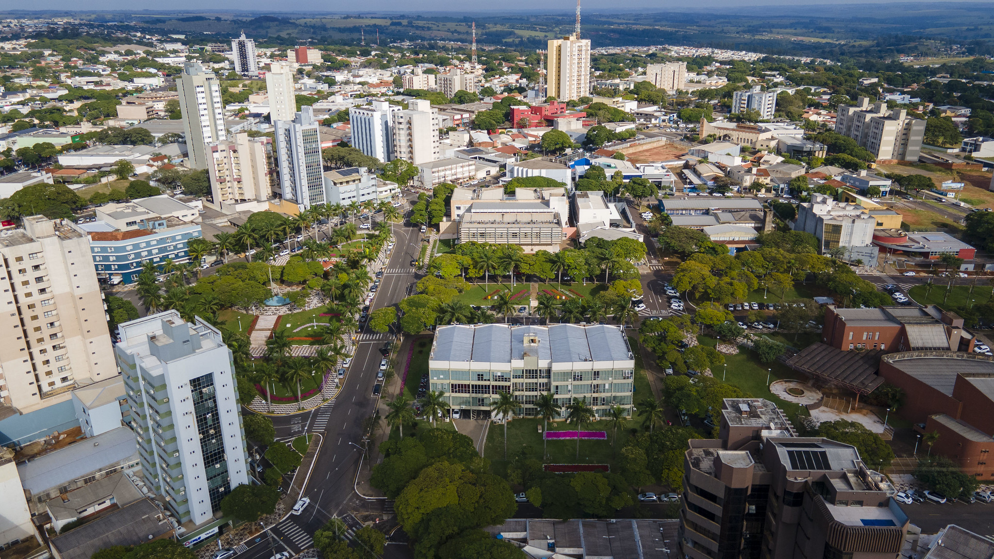 imagem aérea do paço municipal e da região central de Umuarama