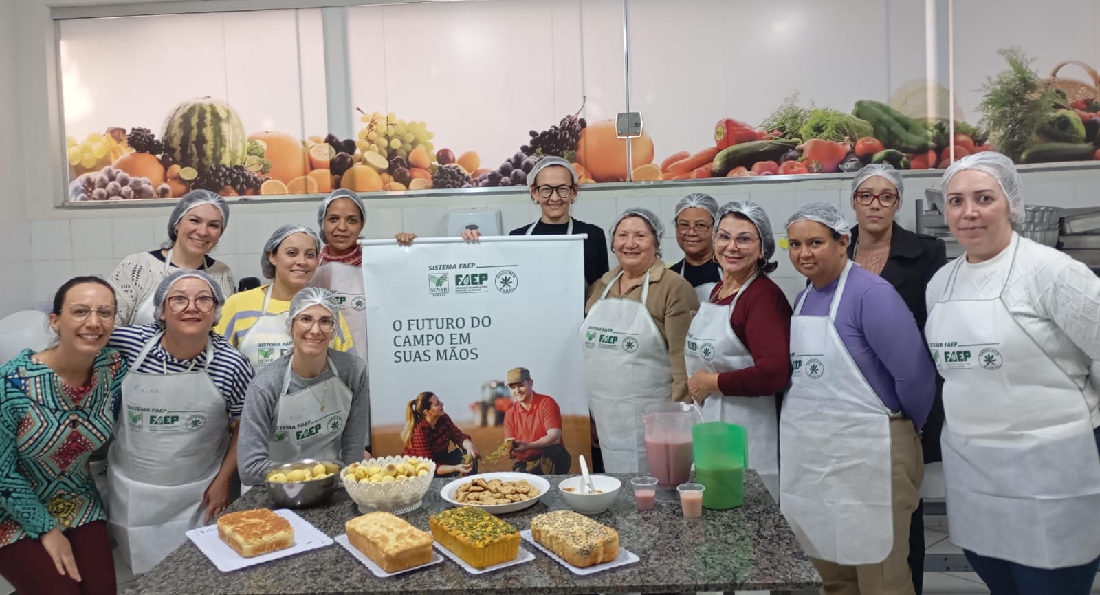 participantes do curso em pose mostram alguns dos alimentos produzidos