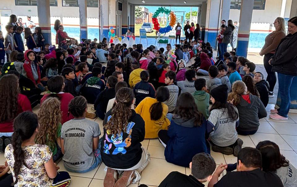 lançamento do livro reuniu os alunos no pátio da escola