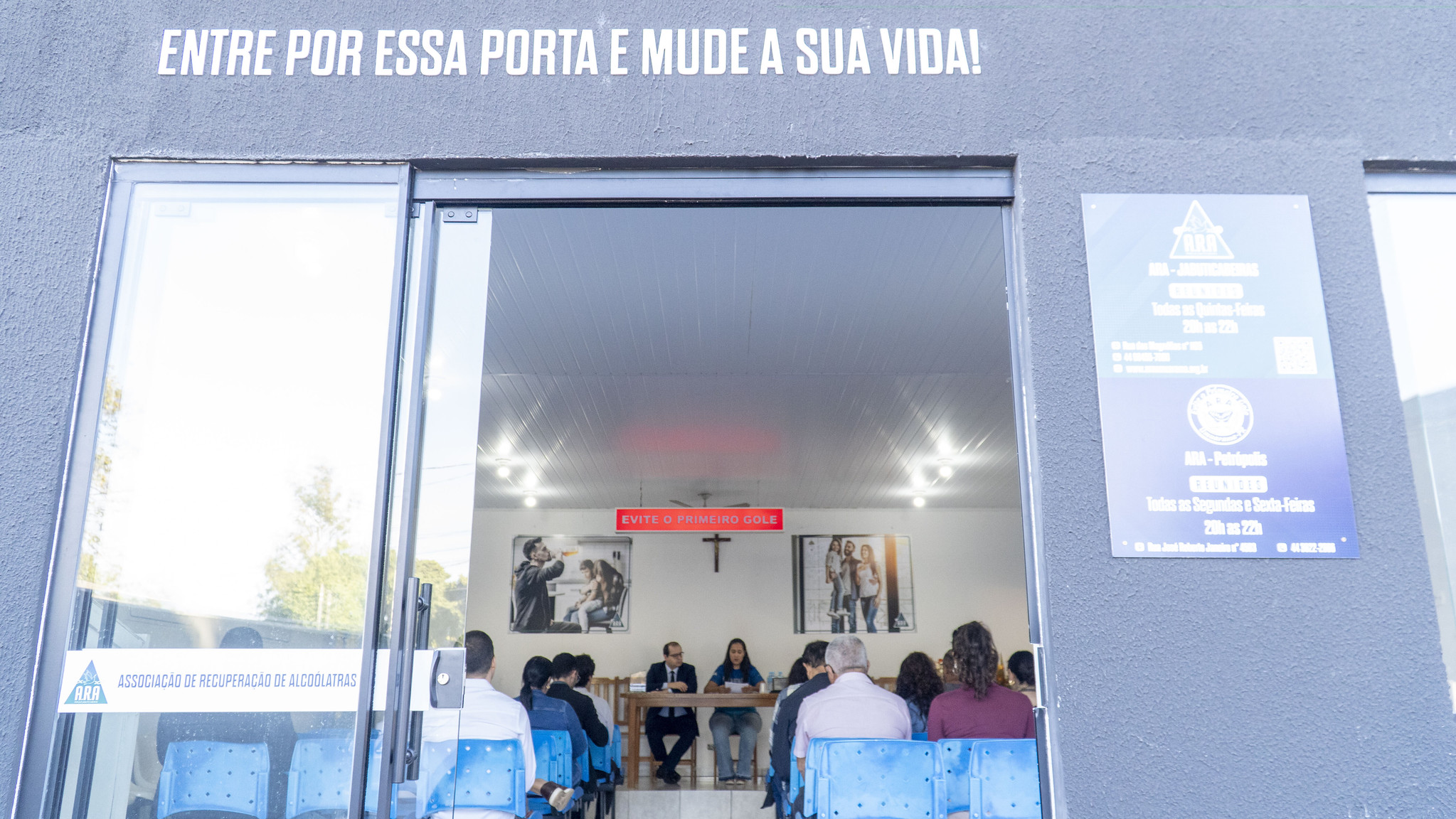 reunião do comitê, com várias pessoas num auditório
