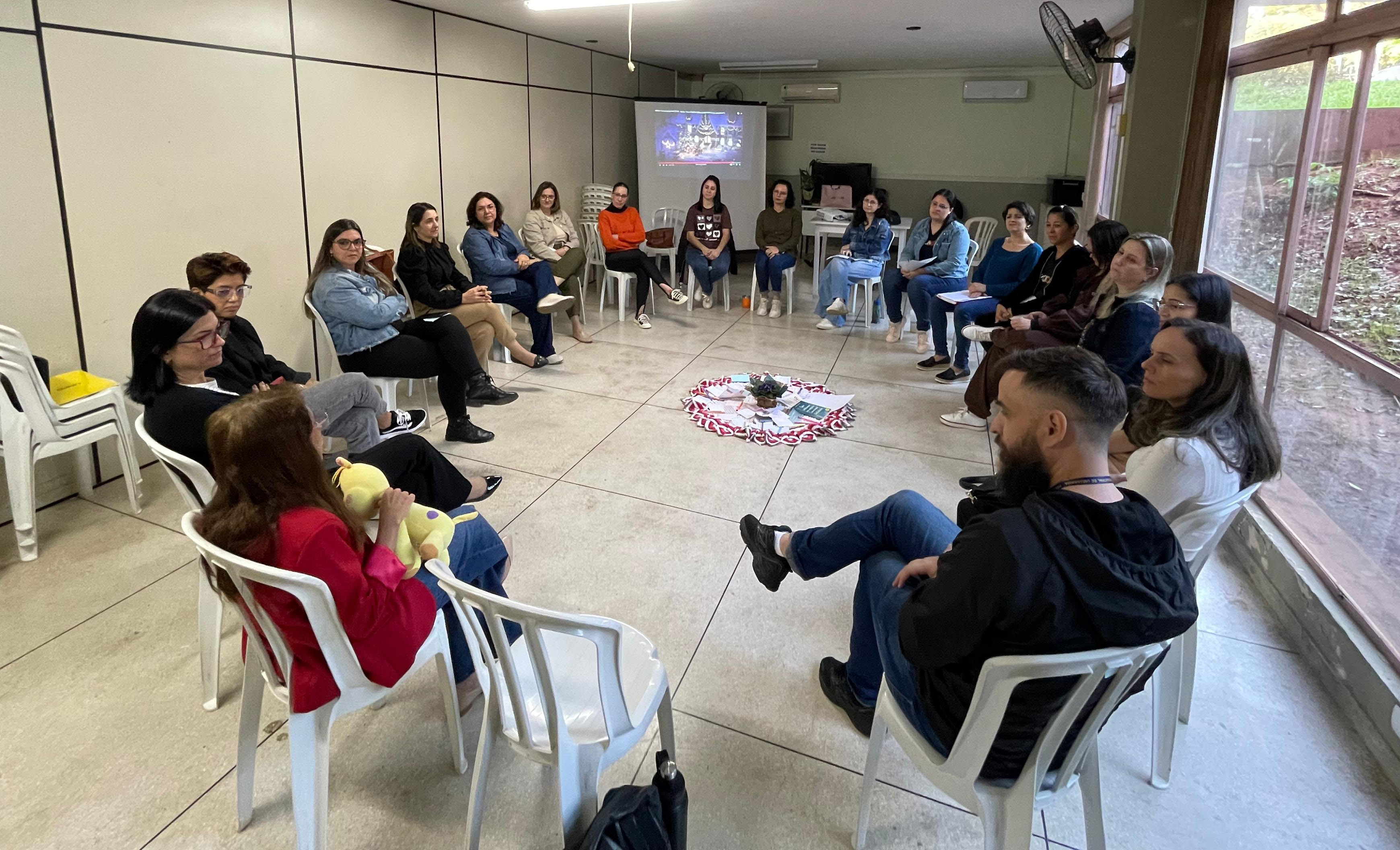 professores e diretores reunidos em círculo para a formação
