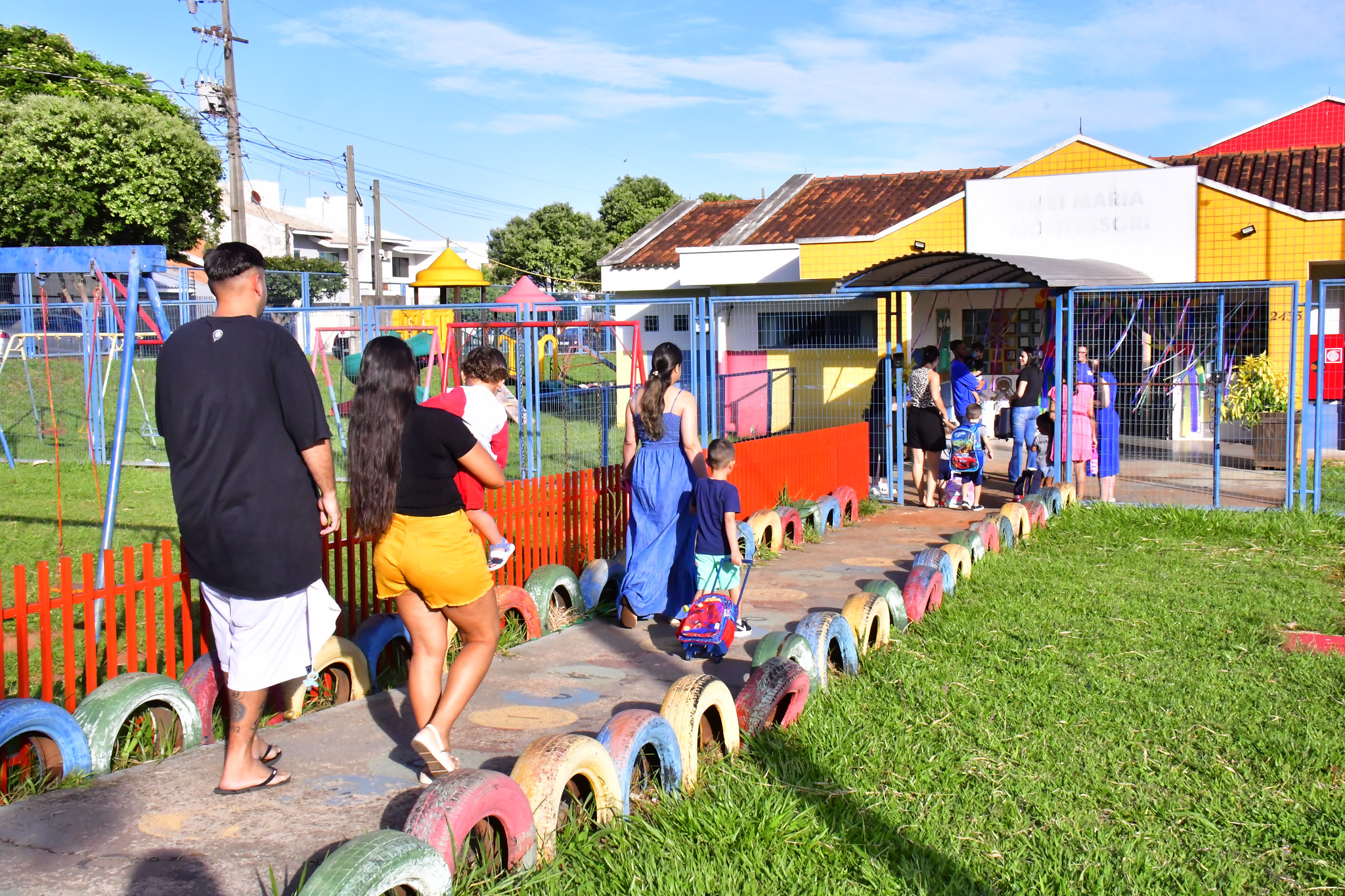 crianças chegando na escola