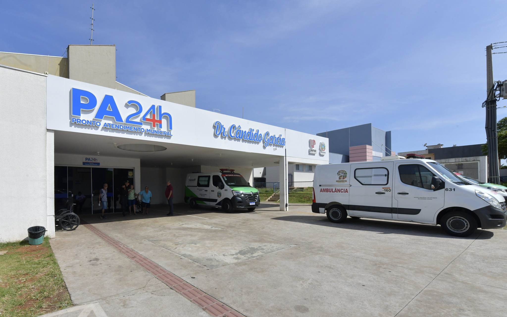 ambulância parada na frente do pronto atendimento
