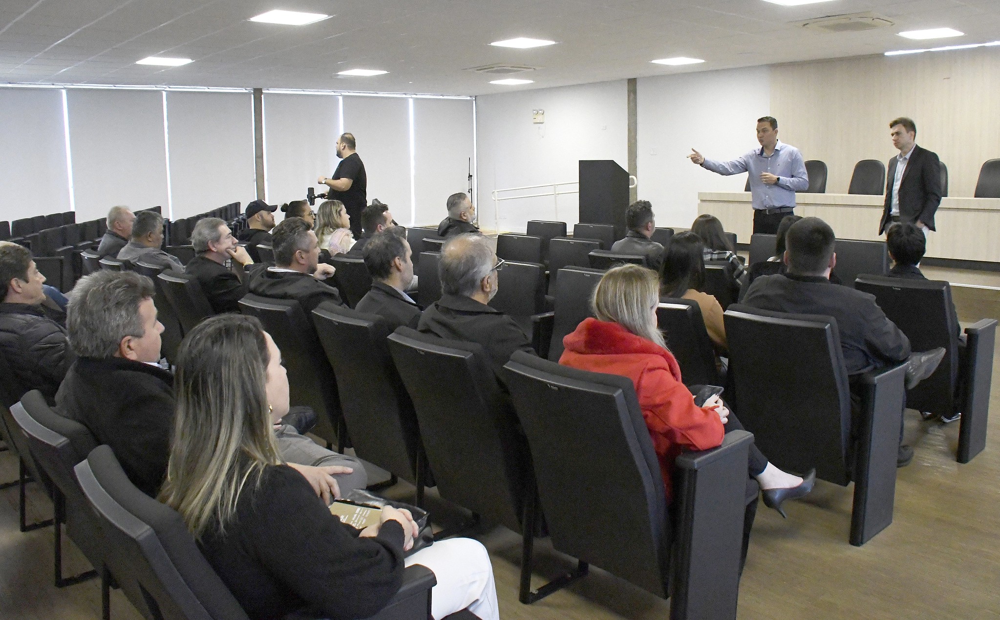 reunião no anfiteatro da prefeitura, com participantes acomodados ouvindo palestra
