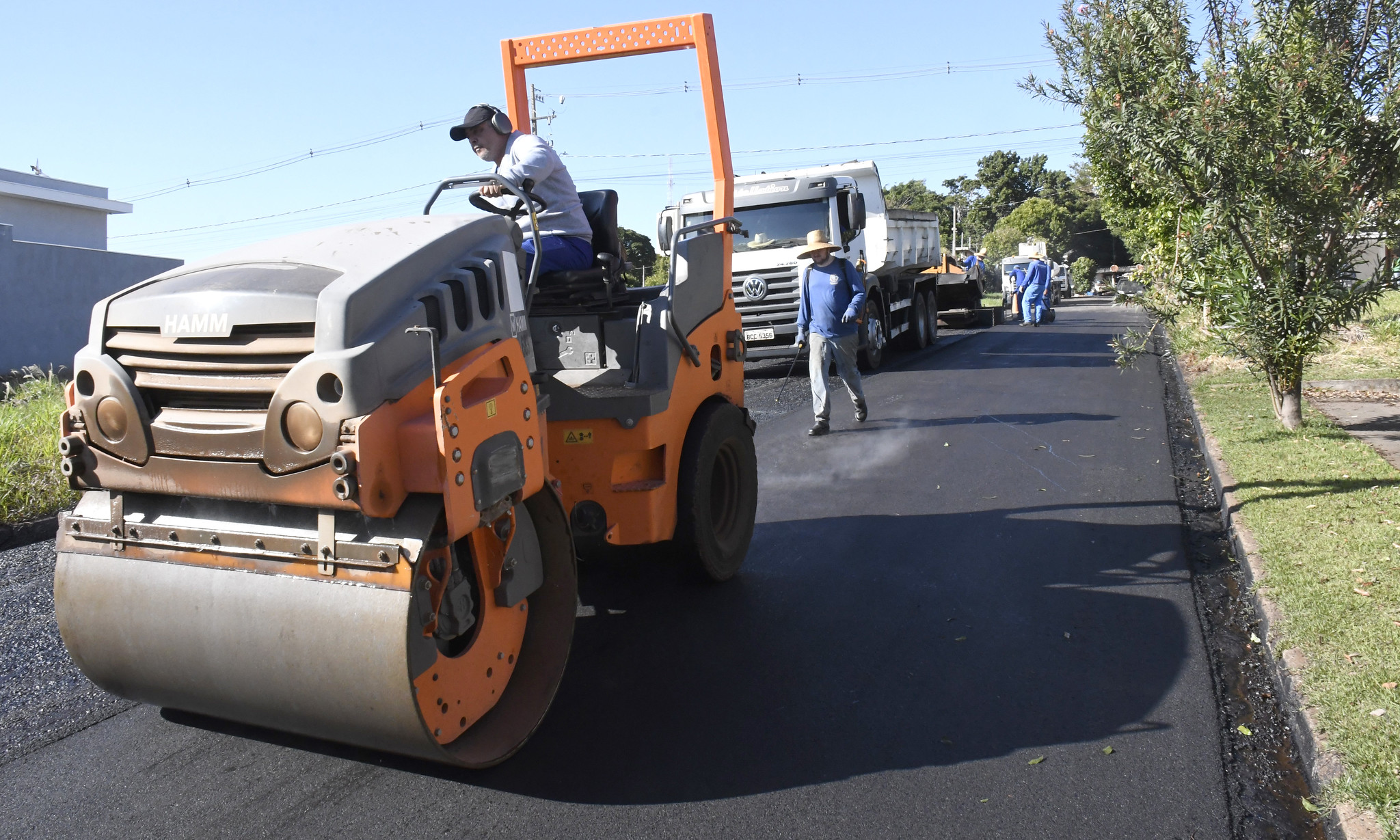 máquinas executam serviço de reperfilamento asfáltico