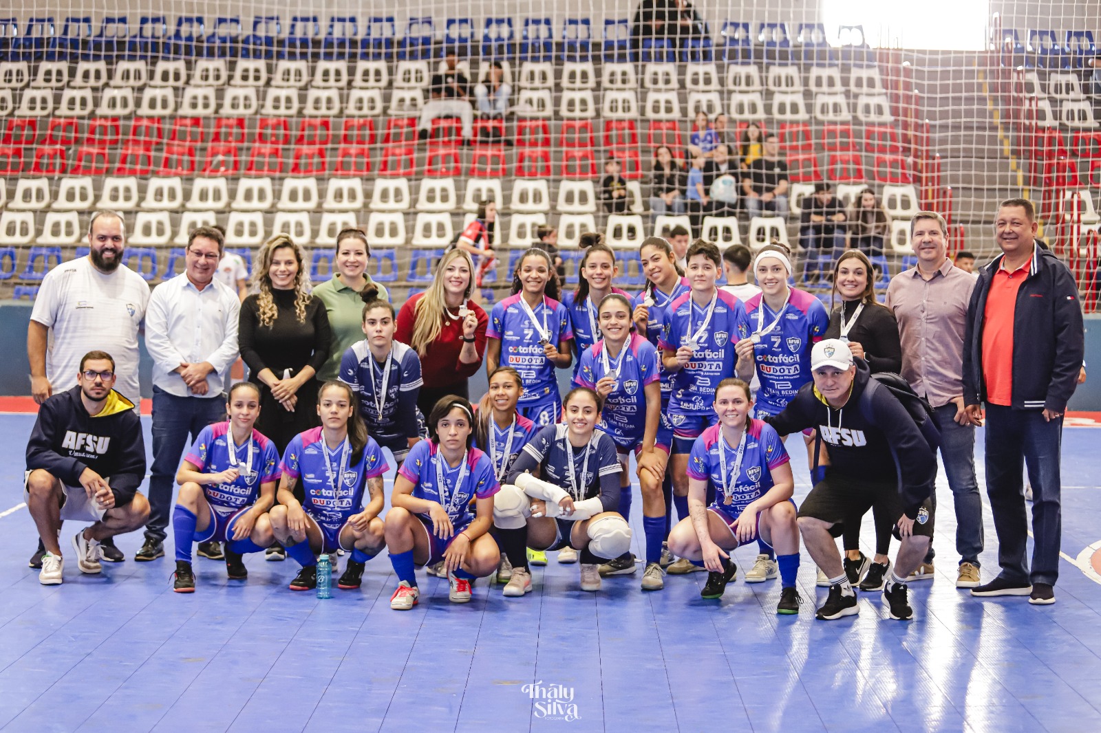 equipe feminina de umuarama campeão no handebol recebe medalhas
