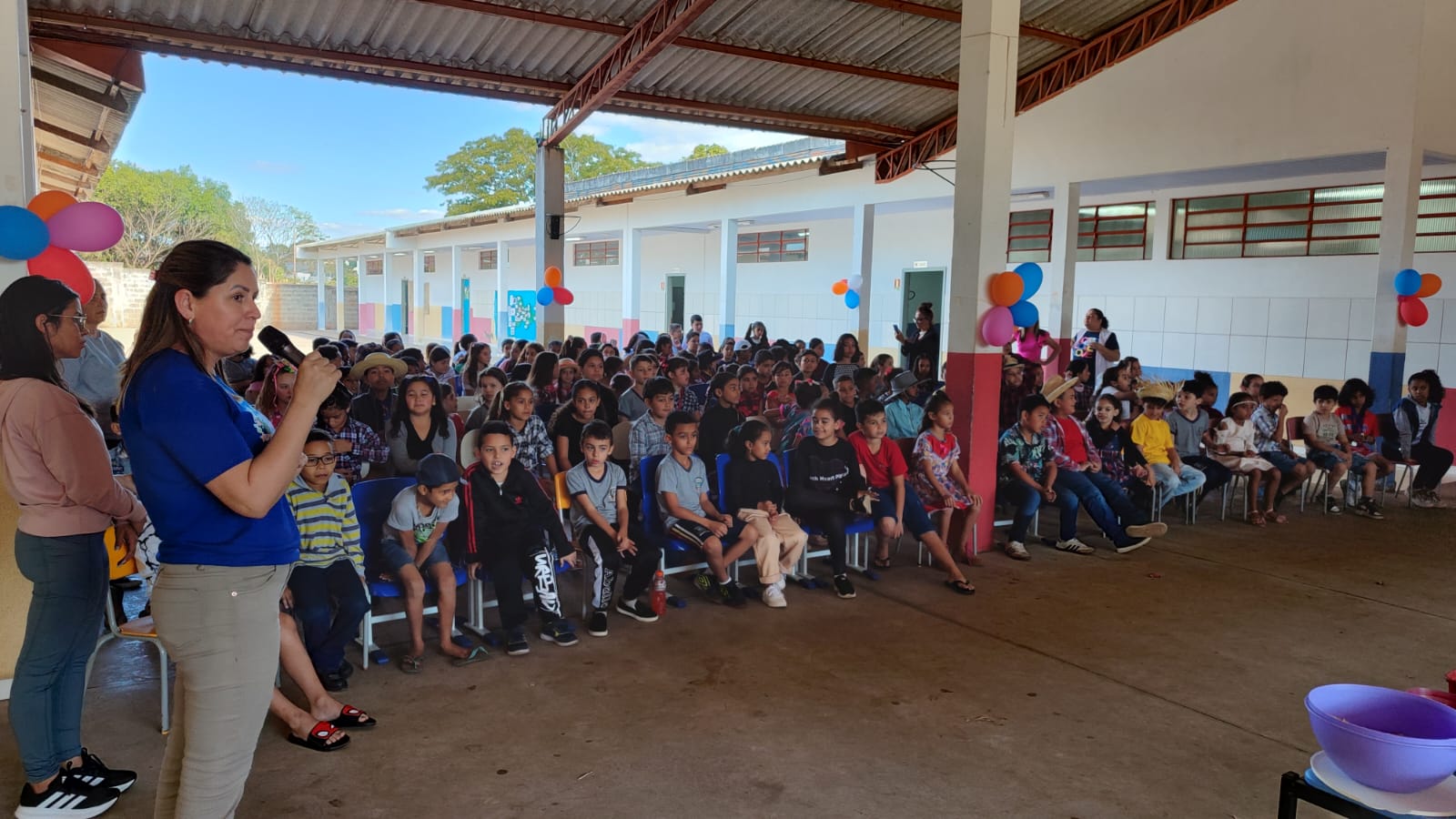 crianças no pátio da escola municipal durante a confraternização