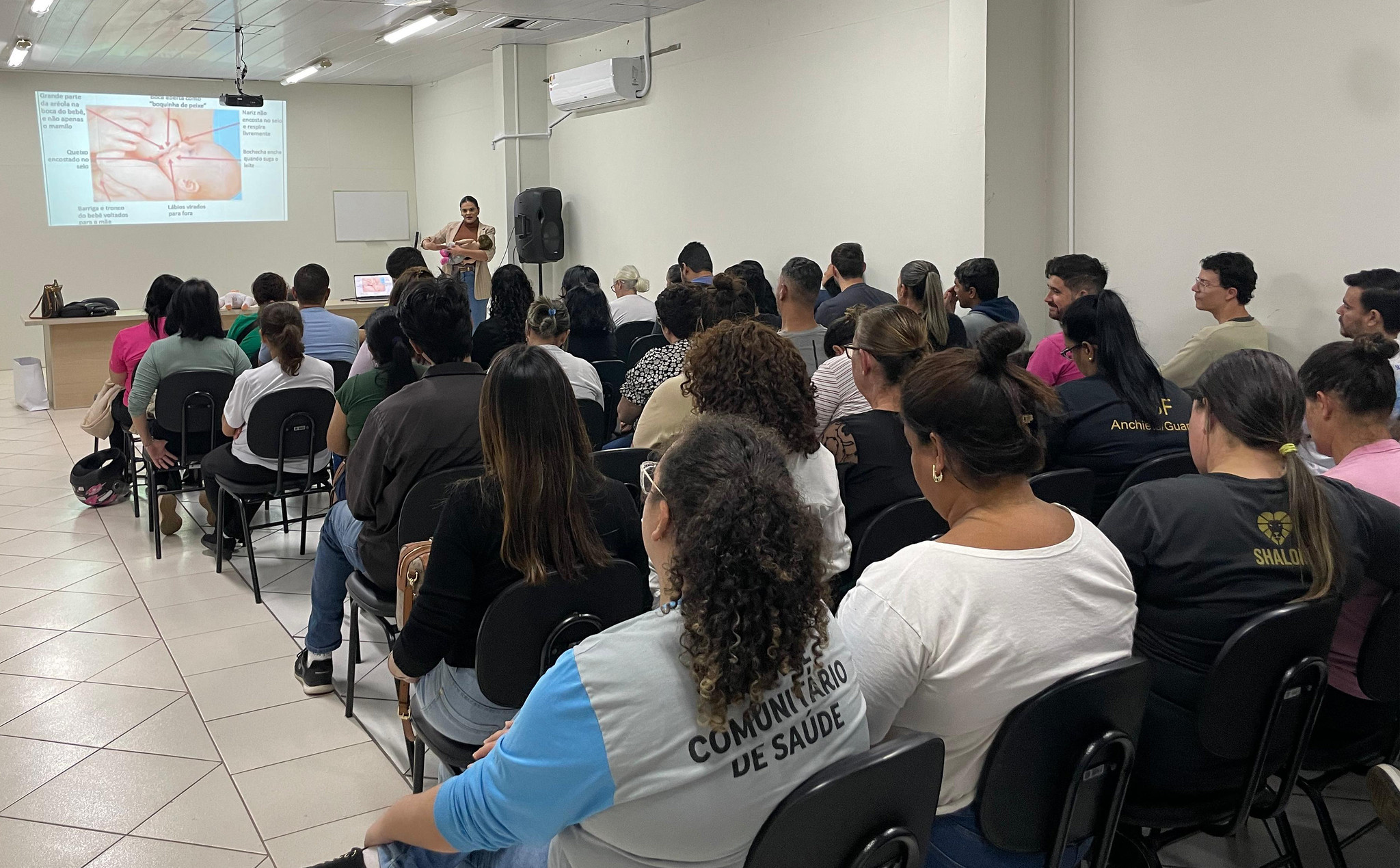 Palestra para agentes comunitários de saúde no auditório da Secretaria municipal de Saúde