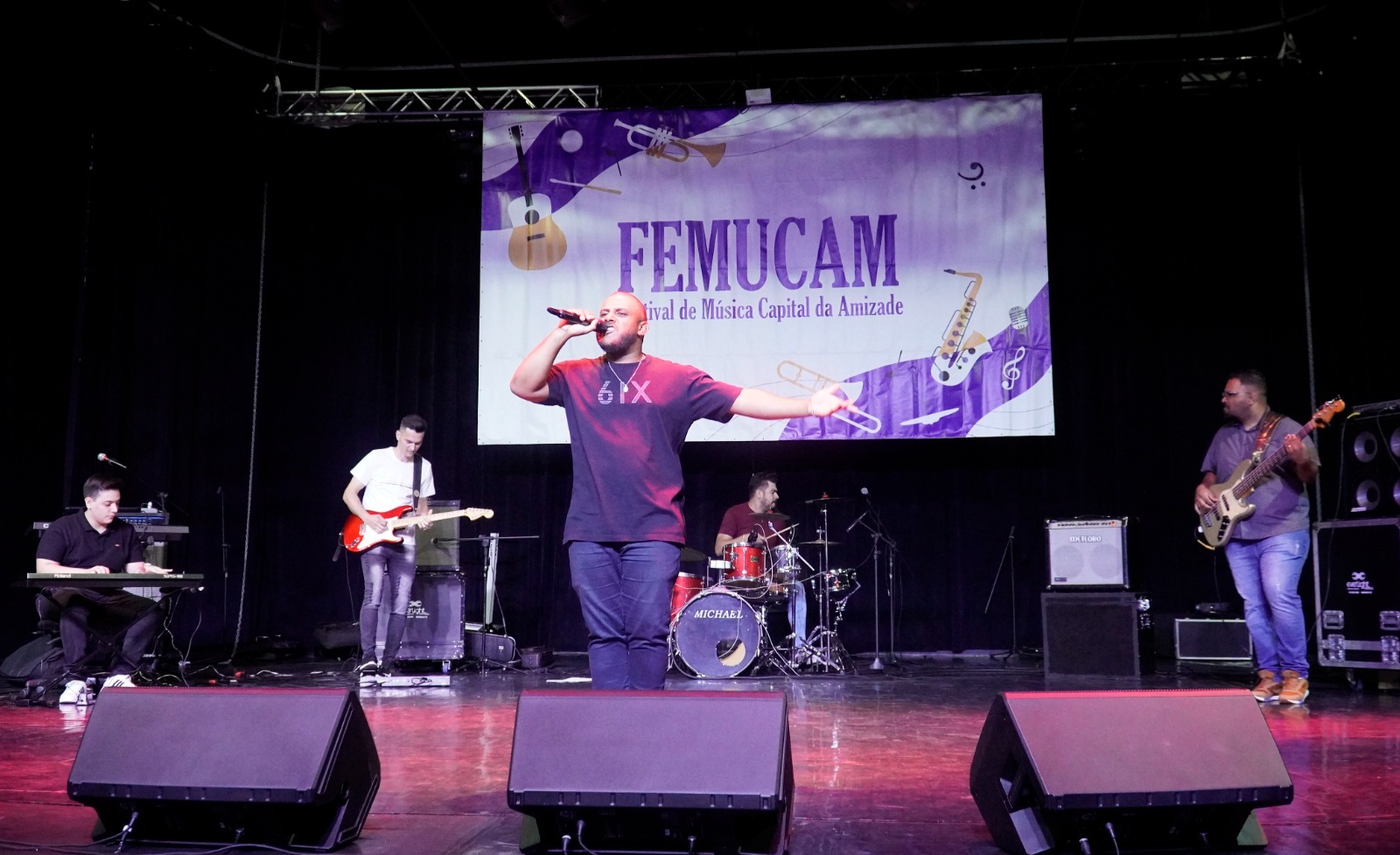 banda se apresenta no palco do centro cultural