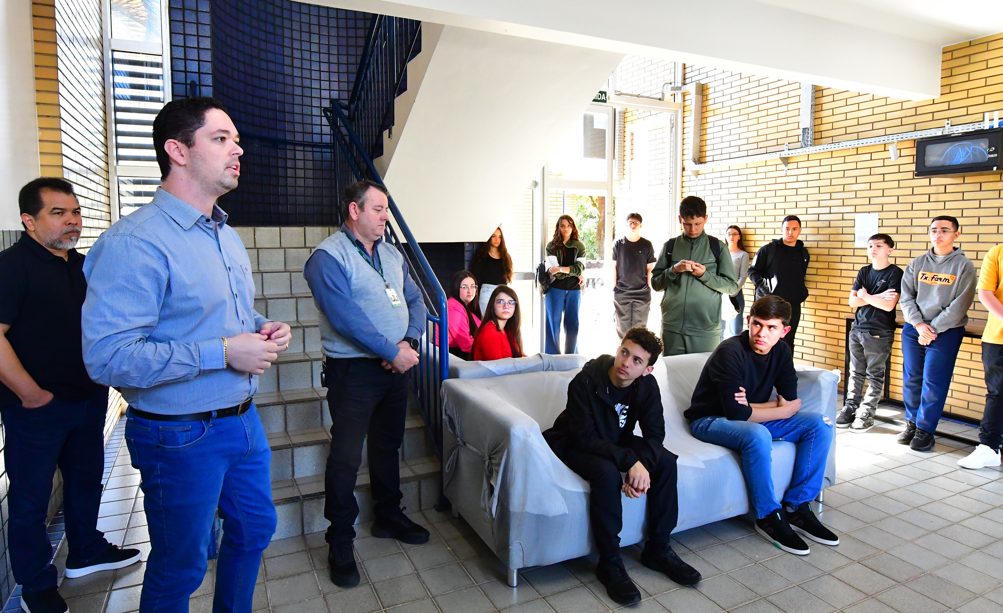 secretario abre o curso diante dos alunos participantes e professores