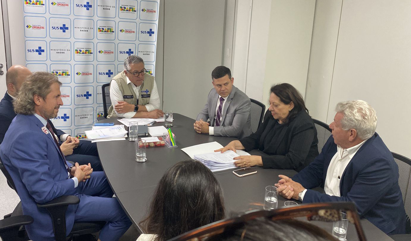 prefeito, secretária de saúde e deputados em uma mesa, com o ministro da saúde