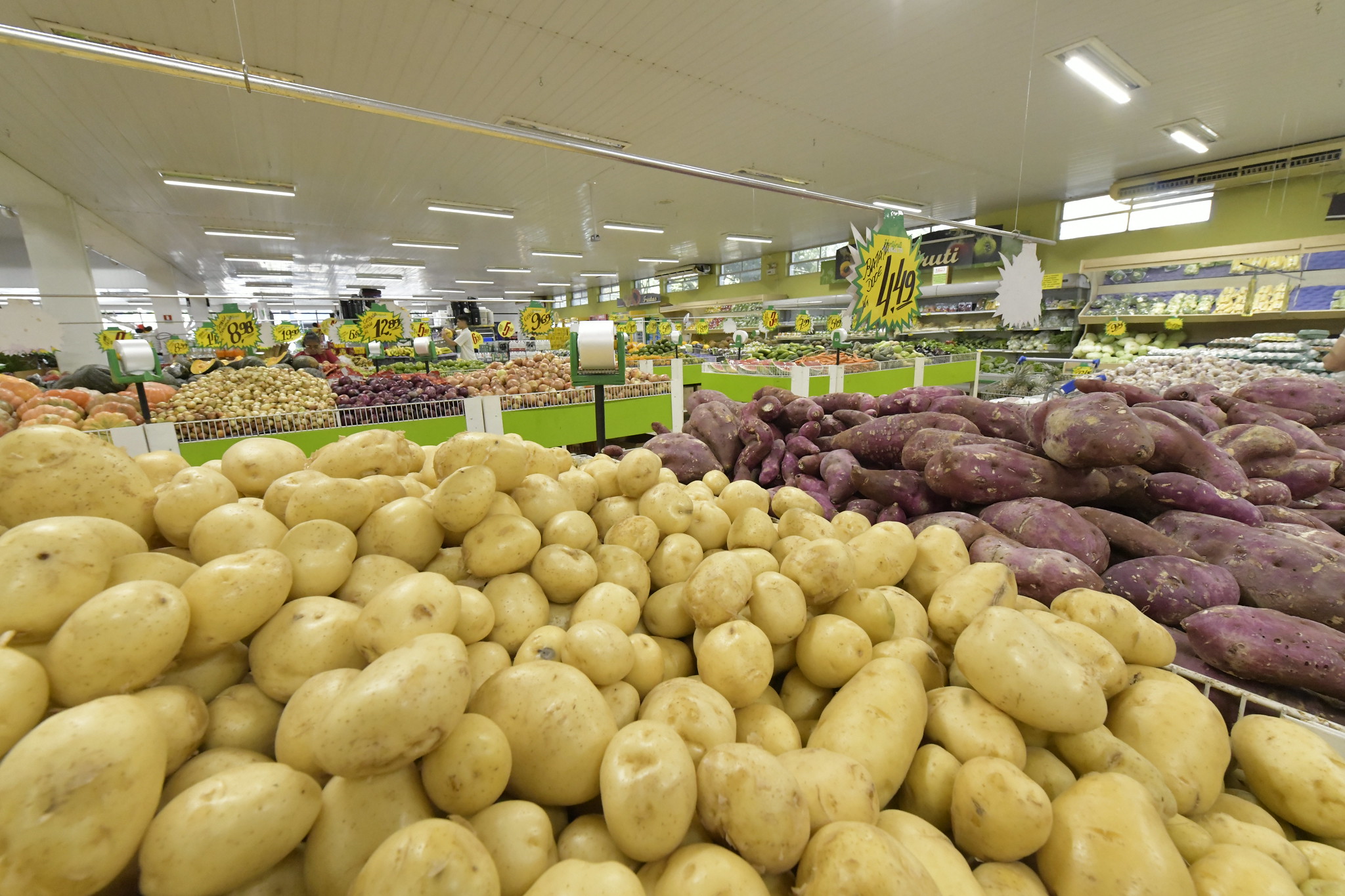imagem de banca com batata e bata doce em supermercado